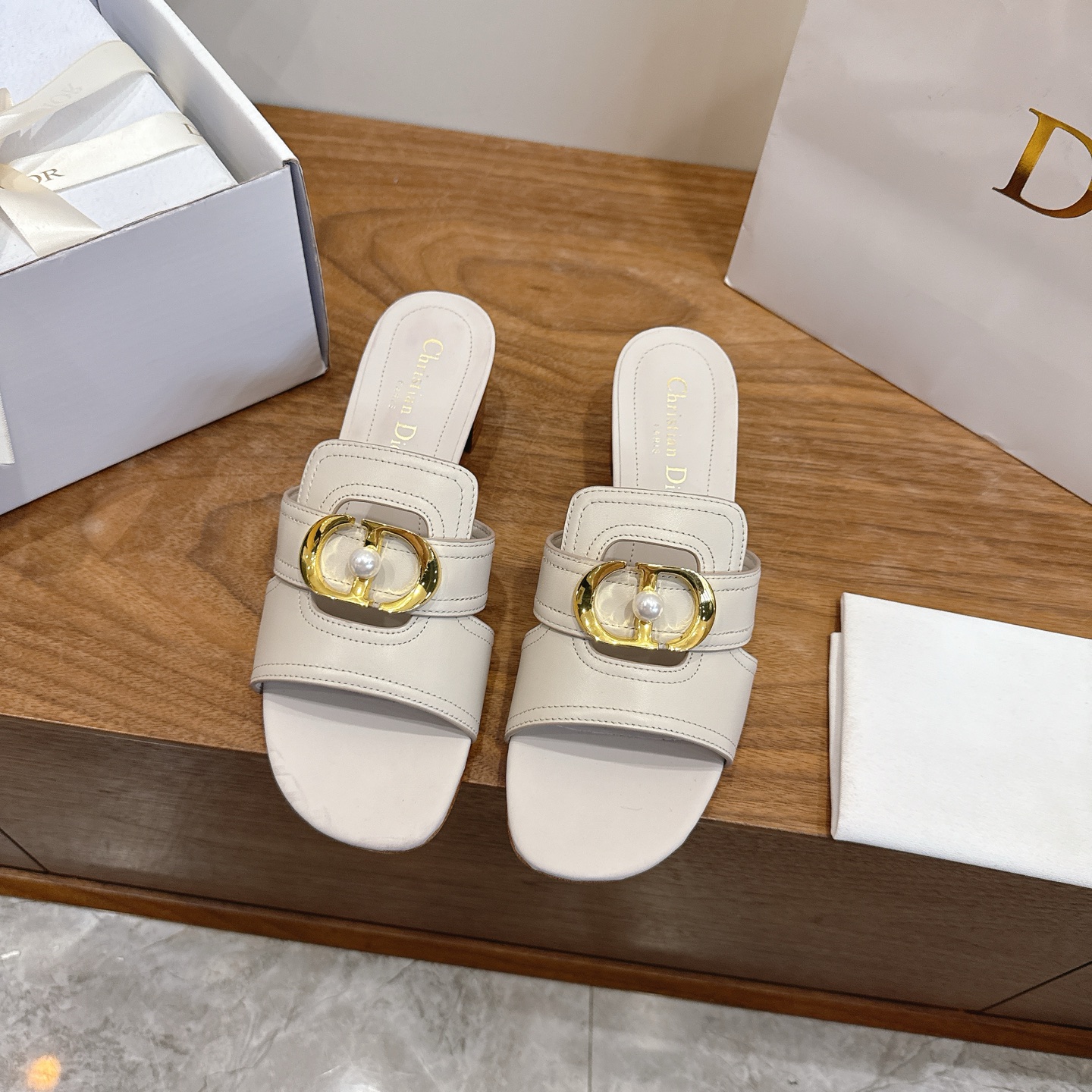 NO:707278,Heels Dior 2026 spring and summer new jelly color hollow women's shoes CD letter logo pearl hardware buckle round toe jelly color open toe slippers Top version on the market Material: upper imported calfskin + water-dyed sheepskin lining + Italian genuine leather outsole Packaging Each pair of shoes comes with an airplane box Heel height: 4.5cm  size34-43 (34.40.41.42.43 customized, non-refundable and non-exchangeable), slippers, dior, dior, slippers, cowhide, sheepskin, Leather soles19860909跟鞋 迪奥 Dior 2026春夏新款果冻色镂空女鞋 CD字母logo珍珠五金扣 圆头果冻色露趾拖鞋 市面顶级版本 材质:鞋面进口小牛皮+水染羊皮内里+意大利真皮大底 包装每对鞋配飞机盒 跟高:4.5cm size34-43（34.40.41.42.43定做不退不换）,拖鞋,dior,dior,slippers,cowhide,sheepskin,Leather soles,Women's Shoes