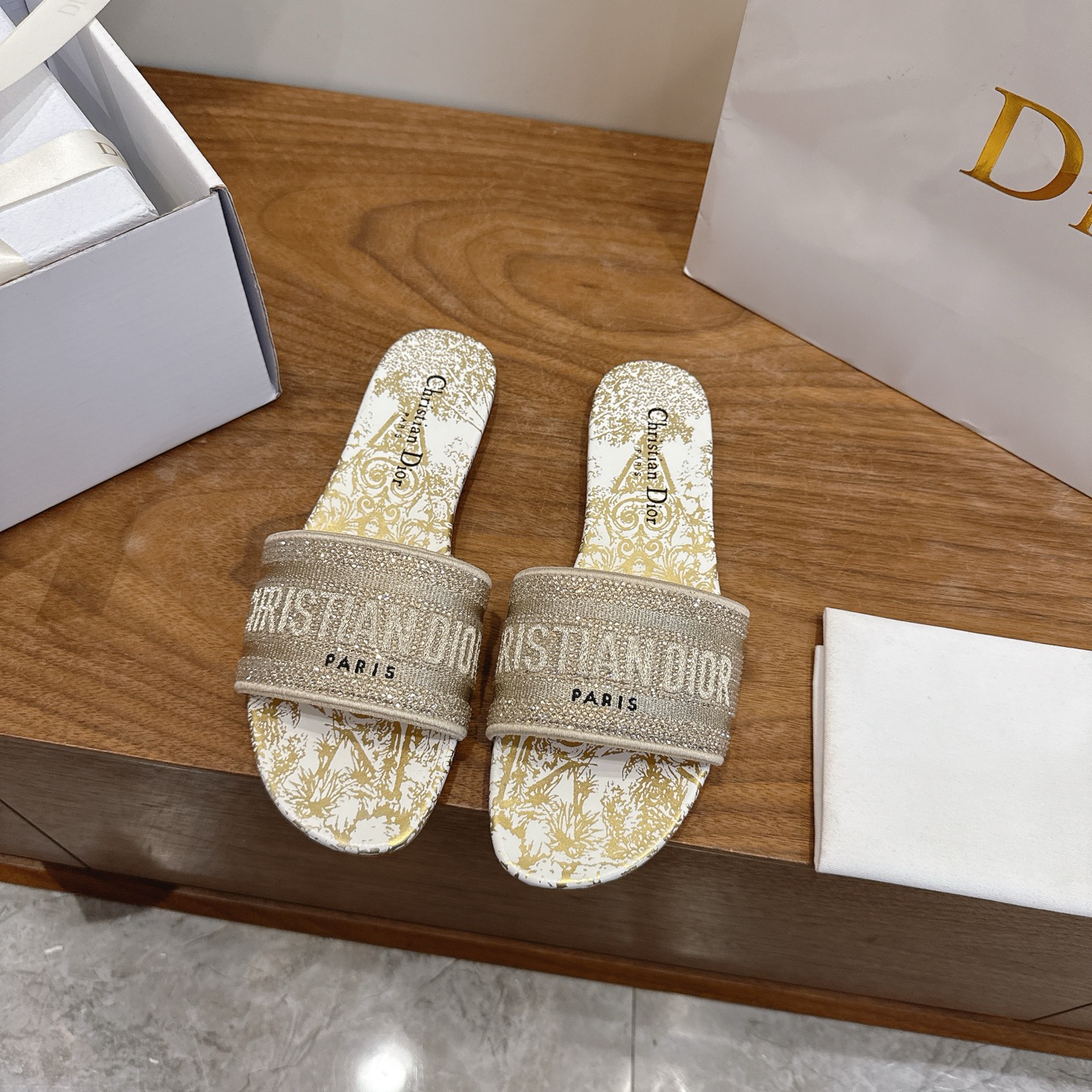 NO:748126,Purchasing agent level!  Can be equipped with airplane case and ribbon. The classic Dway slippers are a classic item. They are carefully made of elegant classic color cotton fabrics, decorated with metallic luster thread embroidery and embellished with colorful crystals. The upper is decorated with Christian Dior Paris logo embroidery, which is eye-catching and versatile. It can be matched with various outfits to create a refined look. Outsole Italian A-grade leather outsole Heel height 1.5cm  Size 34-43 (34, 40, 41, 42, 43 customization is not returnable), slippers, dior, slippers, Leather soles19860909代购级别！可配飞机盒、丝带 经典的 Dway 拖鞋是一款经典单品.采用优雅的经典色棉质面料精心制作,饰以金属光泽线刺绣,点缀以彩色色调仿水晶.鞋面饰以Christian Dior Paris标志刺绣,醒目百搭.可与各式装扮搭配,打造精致的造型. 大底意大利A级真皮大底 跟高1.5cm 码数34-43（34,40,41,42,43定制不退换）,拖鞋,dior,slippers,Leather soles,Women's Shoes