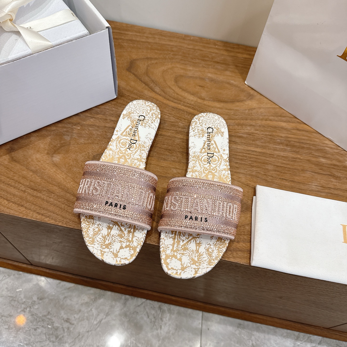 NO:748130,Purchasing agent level!  Can be equipped with airplane case and ribbon. The classic Dway slippers are a classic item. They are carefully made of elegant classic color cotton fabrics, decorated with metallic luster thread embroidery and embellished with colorful crystals. The upper is decorated with Christian Dior Paris logo embroidery, which is eye-catching and versatile. It can be matched with various outfits to create a sophisticated look. Outsole Italian A-grade leather outsole High flat heel  Size 34-43 (34, 40, 41, 42, 43 customization is not returnable), slippers, dior, slippers, Leather soles19860909代购级别！可配飞机盒、丝带 经典的 Dway 拖鞋是一款经典单品.采用优雅的经典色棉质面料精心制作,饰以金属光泽线刺绣,点缀以彩色色调仿水晶.鞋面饰以Christian Dior Paris标志刺绣,醒目百搭.可与各式装扮搭配,打造精致的造型. 大底意大利A级真皮大底 跟高平底 码数34-43（34,40,41,42,43定制不退换）,拖鞋,dior,slippers,Leather soles,Women's Shoes