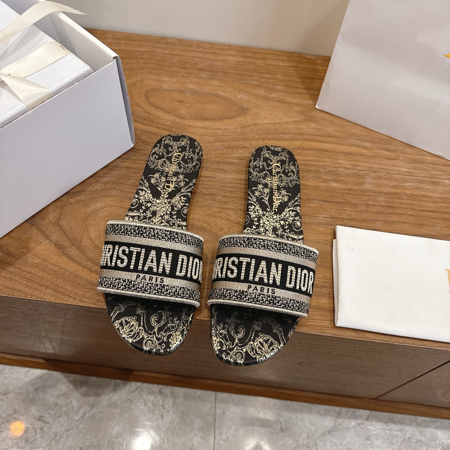 NO:707282,Flat bottom Dior 2026 new spring and summer one-piece color-blocked women's shoes, CD letter logo three-dimensional embroidery, square toe thick heel jelly color open-toe slippers, the top version on the market Material: Upper original high temperature water-soluble cotton electric embroidery technology silk fabric + water-dyed sheepskin lining + Italian leather outsole Packaging Each pair of shoes comes with an airplane box  size34-43 (34.40.41.42.43 customized, non-refundable and non-exchangeable), slippers, dior, dior, slippers, sheepskin, real silk, Leather soles19860909平底 迪奥 Dior 2026春夏新款一字拖拼色女鞋 CD字母logo立体刺绣 方头粗跟果冻色露趾拖鞋 市面顶级版本 材质:鞋面原版一致高温水溶棉质电绣科技真丝面料+水染羊皮内里+意大利真皮大底 包装每对鞋配飞机盒 size34-43（34.40.41.42.43定做不退不换）,拖鞋,dior,dior,slippers,sheepskin,real silk,Leather soles,Women's Shoes