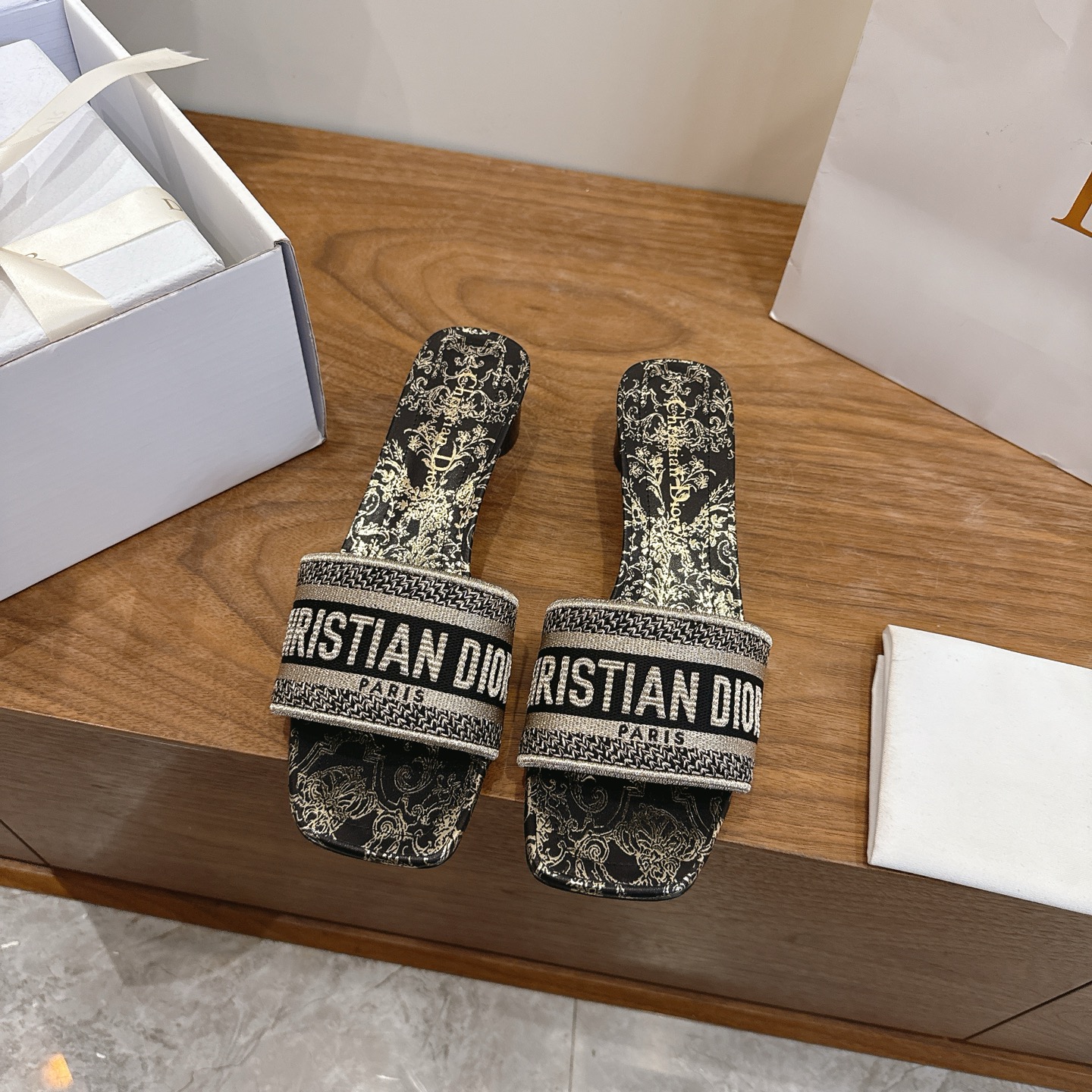 NO:707284,High Heel Dior 2026 Spring and Summer New One-Flop Color Block Women's Shoes CD Letters Logo Three-dimensional Embroidery Square Toe Thick Heel Jelly Color Open-Toe Slippers Top Version on the Market Material: Upper Original Same High Temperature Water-Soluble Cotton Electric Embroidery Technology Silk Fabric + Water-dyed Sheepskin Lining + Italian Genuine Leather Outsole Heel Height 4.5cm Packaging Each pair of shoes comes with an airplane box  size34-43 (34.40.41.42.43 customized, non-refundable and non-exchangeable), slippers, dior, dior, slippers, sheepskin, real silk, Leather soles19860909高跟 迪奥 Dior 2026春夏新款一字拖拼色女鞋 CD字母logo立体刺绣 方头粗跟果冻色露趾拖鞋 市面顶级版本 材质:鞋面原版一致高温水溶棉质电绣科技真丝面料+水染羊皮内里+意大利真皮大底 跟高4.5cm 包装每对鞋配飞机盒 size34-43（34.40.41.42.43定做不退不换）,拖鞋,dior,dior,slippers,sheepskin,real silk,Leather soles,Women's Shoes