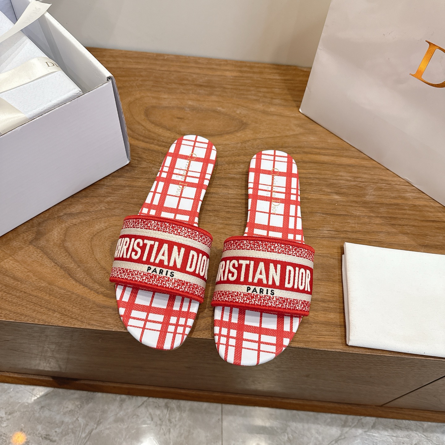 NO:707268,Flat bottom Dior 2026 new spring and summer one-piece color-blocked women's shoes, CD letter logo three-dimensional embroidery, square toe thick heel jelly color open-toe slippers, the top version on the market Material: Upper original high temperature water-soluble cotton electric embroidery technology silk fabric + water-dyed sheepskin lining + Italian leather outsole Packaging Each pair of shoes comes with an airplane box  size34-43 (34.40.41.42.43 customized, non-refundable and non-exchangeable), slippers, dior, dior, slippers, sheepskin, real silk, Leather soles19860909平底 迪奥 Dior 2026春夏新款一字拖拼色女鞋 CD字母logo立体刺绣 方头粗跟果冻色露趾拖鞋 市面顶级版本 材质:鞋面原版一致高温水溶棉质电绣科技真丝面料+水染羊皮内里+意大利真皮大底 包装每对鞋配飞机盒 size34-43（34.40.41.42.43定做不退不换）,拖鞋,dior,dior,slippers,sheepskin,real silk,Leather soles,Women's Shoes