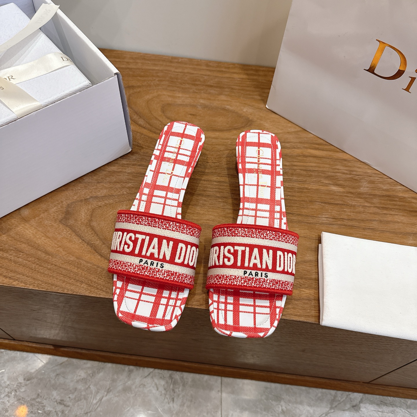 NO:748137,Purchasing agent level!  Can be equipped with airplane case and ribbon. Dior logo computer embroidered canvas slippers are a classic, high-quality and glamorous masterpiece. The most popular spring and summer series at dior counters have both temperament, fashion, classic and attractive design style, and the effect on the feet is particularly beautiful!  Reproduction of the original version!  Upper: Original customized canvas computer embroidered logo!  Inner lining/feet: original custom imported washed cowhide leather lining!  Italian grade A leather outsole!  Heel height 3.5cm, size 34-43 (34, 40, 41, 42, 43 customized, non-refundable), slippers, dior, dior, slippers, cowhide, Leather soles19860909代购级别！可配飞机盒、丝带 迪奥logo电脑绣帆布拖鞋经典上乘美艳力作 dior专柜最火春夏系列 兼备气质 时尚 经典耐看的设计风格 上脚效果特别美！原版复刻制作！ 鞋面:原版定制帆布电脑刺绣Logo！ 内里/垫脚:原版定制进口水洗牛皮皮里 ！ 意大利A级真皮大底！ 跟高3.5cm 码数34-43（34,40,41,42,43定制不退换）,拖鞋,dior,dior,slippers,cowhide,Leather soles,Women's Shoes