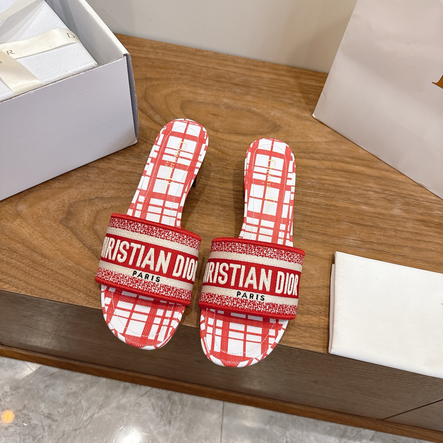 NO:707271,High Heel Dior 2026 Spring and Summer New One-Flop Color Block Women's Shoes CD Letters Logo Three-dimensional Embroidery Square Toe Thick Heel Jelly Color Open-Toe Slippers Top Version on the Market Material: Upper Original Same High Temperature Water-Soluble Cotton Electric Embroidery Technology Silk Fabric + Water-dyed Sheepskin Lining + Italian Genuine Leather Outsole Heel Height 4.5cm Packaging Each pair of shoes comes with an airplane box  size34-43 (34.40.41.42.43 customized, non-refundable and non-exchangeable), slippers, dior, dior, slippers, sheepskin, real silk, Leather soles19860909高跟 迪奥 Dior 2026春夏新款一字拖拼色女鞋 CD字母logo立体刺绣 方头粗跟果冻色露趾拖鞋 市面顶级版本 材质:鞋面原版一致高温水溶棉质电绣科技真丝面料+水染羊皮内里+意大利真皮大底 跟高4.5cm 包装每对鞋配飞机盒 size34-43（34.40.41.42.43定做不退不换）,拖鞋,dior,dior,slippers,sheepskin,real silk,Leather soles,Women's Shoes