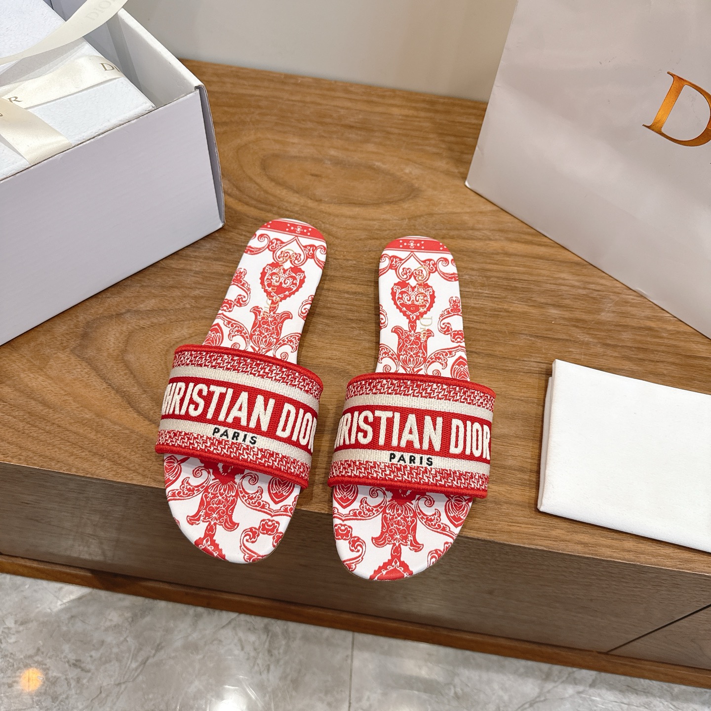 NO:707273,Flat bottom Dior 2026 new spring and summer one-piece color-blocked women's shoes, CD letter logo three-dimensional embroidery, square toe thick heel jelly color open-toe slippers, the top version on the market Material: Upper original high temperature water-soluble cotton electric embroidery technology silk fabric + water-dyed sheepskin lining + Italian leather outsole Packaging Each pair of shoes comes with an airplane box  size34-43 (34.40.41.42.43 customized, non-refundable and non-exchangeable), slippers, dior, dior, slippers, sheepskin, real silk, Leather soles19860909平底 迪奥 Dior 2026春夏新款一字拖拼色女鞋 CD字母logo立体刺绣 方头粗跟果冻色露趾拖鞋 市面顶级版本 材质:鞋面原版一致高温水溶棉质电绣科技真丝面料+水染羊皮内里+意大利真皮大底 包装每对鞋配飞机盒 size34-43（34.40.41.42.43定做不退不换）,拖鞋,dior,dior,slippers,sheepskin,real silk,Leather soles,Women's Shoes