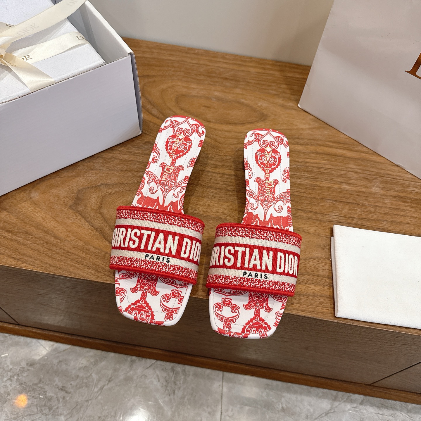 NO:748144,Purchasing agent level!  Can be equipped with airplane case and ribbon. Dior logo computer embroidered canvas slippers are a classic, high-quality and glamorous masterpiece. The most popular spring and summer series at dior counters have both temperament, fashion, classic and attractive design style, and the effect on the feet is particularly beautiful!  Reproduction of the original version!  Upper: Original customized canvas computer embroidered logo!  Inner lining/feet: original custom imported washed cowhide leather lining!  Italian grade A leather outsole!  Heel height 3.5cm, size 34-43 (34, 40, 41, 42, 43 customized, non-refundable), slippers, dior, dior, slippers, cowhide, Leather soles19860909代购级别！可配飞机盒、丝带 迪奥logo电脑绣帆布拖鞋经典上乘美艳力作 dior专柜最火春夏系列 兼备气质 时尚 经典耐看的设计风格 上脚效果特别美！原版复刻制作！ 鞋面:原版定制帆布电脑刺绣Logo！ 内里/垫脚:原版定制进口水洗牛皮皮里 ！ 意大利A级真皮大底！ 跟高3.5cm 码数34-43（34,40,41,42,43定制不退换）,拖鞋,dior,dior,slippers,cowhide,Leather soles,Women's Shoes