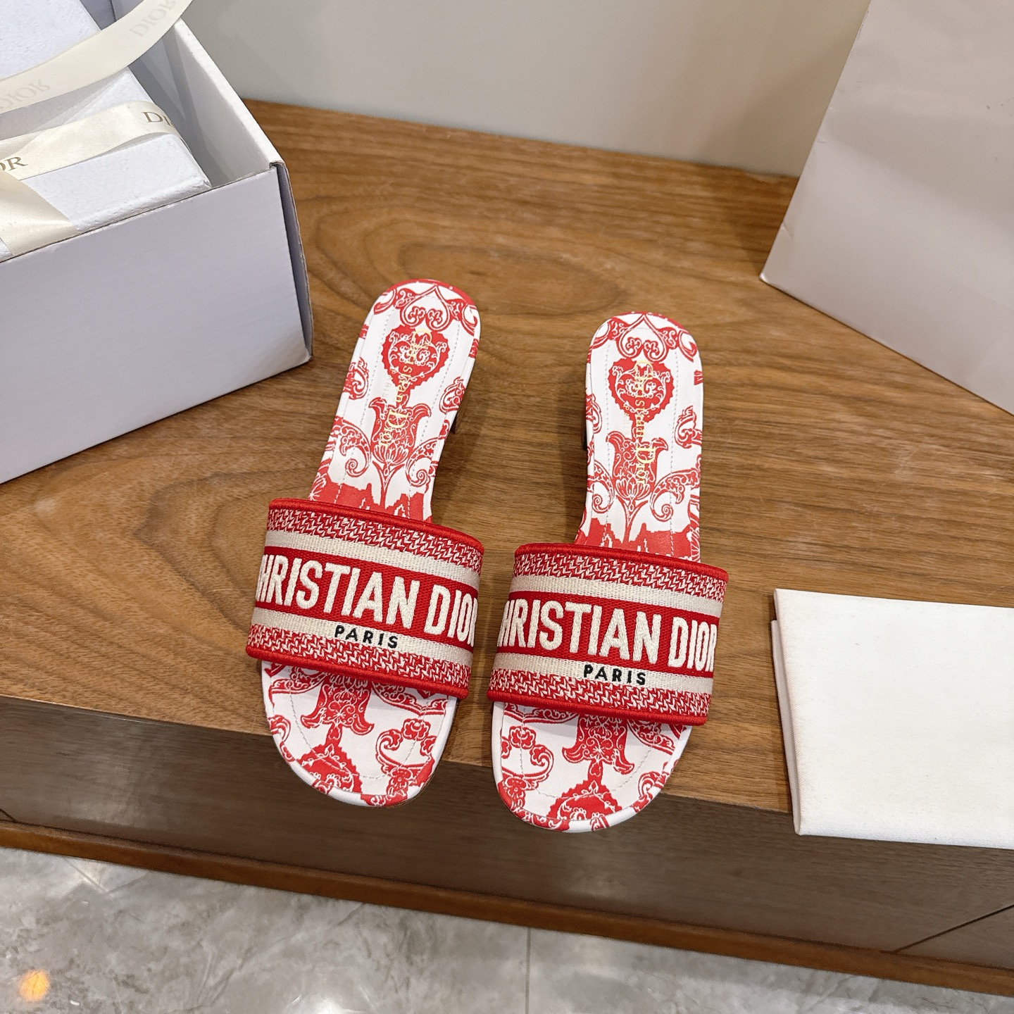 NO:707275,High Heel Dior 2026 Spring and Summer New One-Flop Color Block Women's Shoes CD Letters Logo Three-dimensional Embroidery Square Toe Thick Heel Jelly Color Open-Toe Slippers Top Version on the Market Material: Upper Original Same High Temperature Water-Soluble Cotton Electric Embroidery Technology Silk Fabric + Water-dyed Sheepskin Lining + Italian Genuine Leather Outsole Heel Height 4.5cm Packaging Each pair of shoes comes with an airplane box  size34-43 (34.40.41.42.43 customized, non-refundable and non-exchangeable), slippers, dior, dior, slippers, sheepskin, real silk, Leather soles19860909高跟 迪奥 Dior 2026春夏新款一字拖拼色女鞋 CD字母logo立体刺绣 方头粗跟果冻色露趾拖鞋 市面顶级版本 材质:鞋面原版一致高温水溶棉质电绣科技真丝面料+水染羊皮内里+意大利真皮大底 跟高4.5cm 包装每对鞋配飞机盒 size34-43（34.40.41.42.43定做不退不换）,拖鞋,dior,dior,slippers,sheepskin,real silk,Leather soles,Women's Shoes