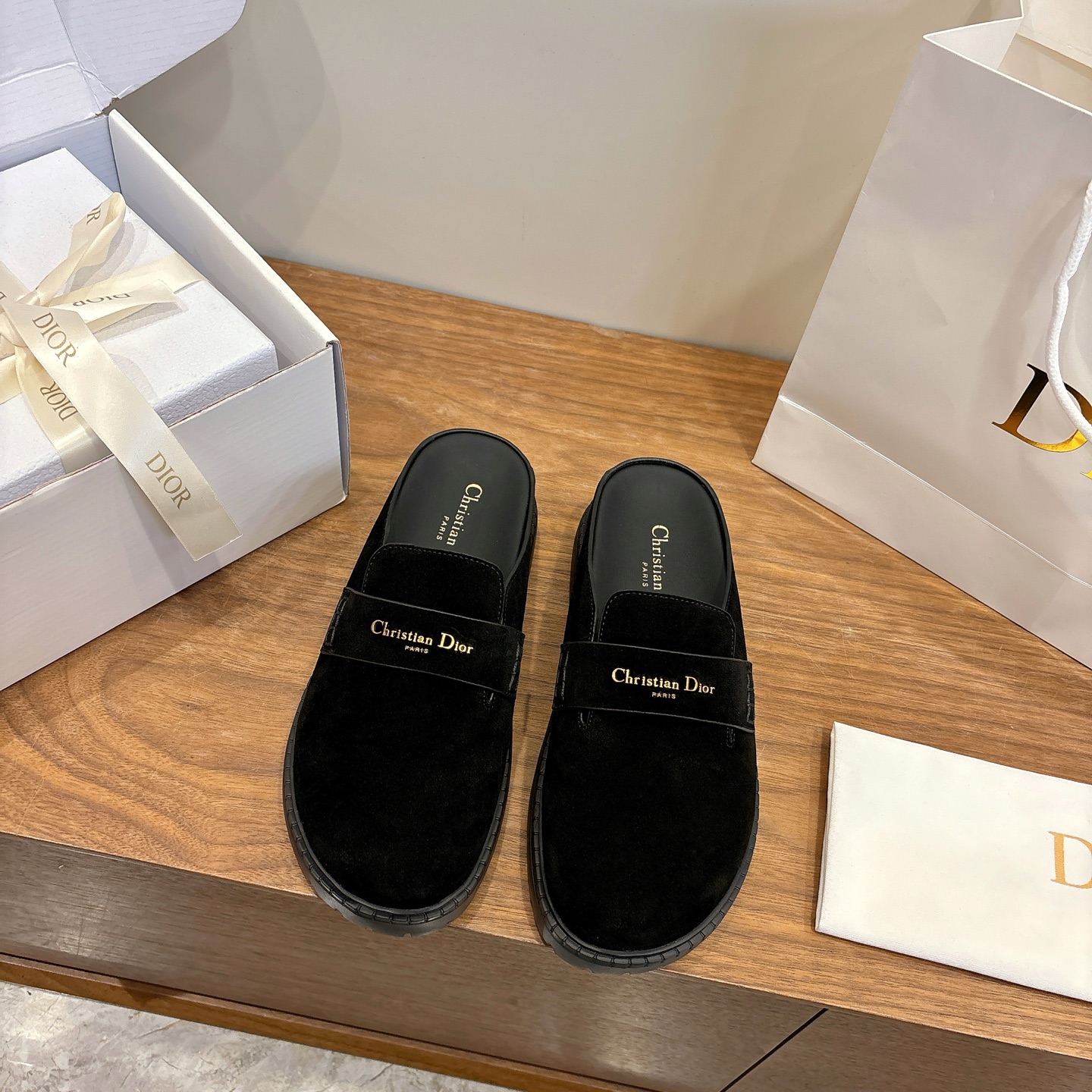 NO:707274,Dior 2026 early spring new model D-Boy lazy beach slippers for women, same style as the star CD letter logo hardware belt buckle thick-soled round-toe mule shoes Material upper imported cow suede + water-dyed cowhide lining + original open mold IP outsole Size: 35-40 (40 customized non-returnable), half drag, dior, dior, slippers, cowhide, chamois leather19860909迪奥 Dior 2026早春新款 D-Boy懒人沙滩女拖鞋 明星同款CD字母logo五金皮带扣厚底圆头穆勒鞋 材质鞋面进口牛麂皮+水染牛皮内里+原版开模IP大底 Size:35-40(40定制不退换）,半拖,dior,dior,slippers,cowhide,chamois leather,Women's Shoes