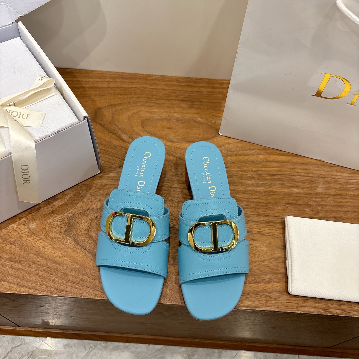 NO:707596,Heels Dior 2026 spring and summer new jelly color hollow women's shoes CD letter logo hardware buckle Round toe jelly color open-toe slippers Top version on the market Material: imported calfskin upper + water-dyed sheepskin lining + Italian leather outsole Packaging Each pair of shoes comes with an airplane box Heel height: 4.5cm  size34-43 (34.40.41.42.43 customized, non-refundable and non-exchangeable), slippers, dior, dior, slippers, cowhide, sheepskin, Leather soles19860909跟鞋 迪奥 Dior 2026春夏新款果冻色镂空女鞋 CD字母logo五金扣 圆头果冻色露趾拖鞋 市面顶级版本 材质:鞋面进口小牛皮+水染羊皮内里+意大利真皮大底 包装每对鞋配飞机盒 跟高:4.5cm size34-43（34.40.41.42.43定做不退不换）,拖鞋,dior,dior,slippers,cowhide,sheepskin,Leather soles,Women's Shoes