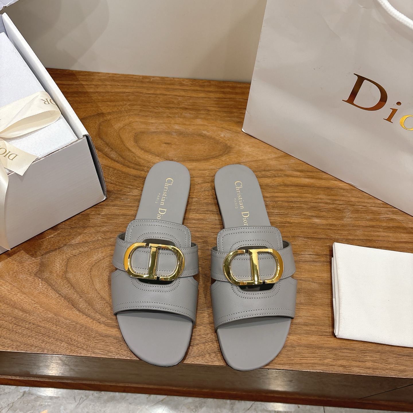 NO:707598,Flat bottom Dior 2026 new spring and summer jelly color hollow women's shoes CD letter logo hardware buckle Round toe jelly color open-toe slippers The top version on the market Material: imported calfskin upper + water-dyed sheepskin lining + Italian leather outsole Packaging Each pair of shoes comes with an airplane box  size34-43 (34.40.41.42.43 customized, non-refundable and non-exchangeable), slippers, dior, dior, slippers, cowhide, sheepskin, Leather soles19860909平底 迪奥 Dior 2026春夏新款果冻色镂空女鞋 CD字母logo五金扣 圆头果冻色露趾拖鞋 市面顶级版本 材质:鞋面进口小牛皮+水染羊皮内里+意大利真皮大底 包装每对鞋配飞机盒 size34-43（34.40.41.42.43定做不退不换）,拖鞋,dior,dior,slippers,cowhide,sheepskin,Leather soles,Women's Shoes
