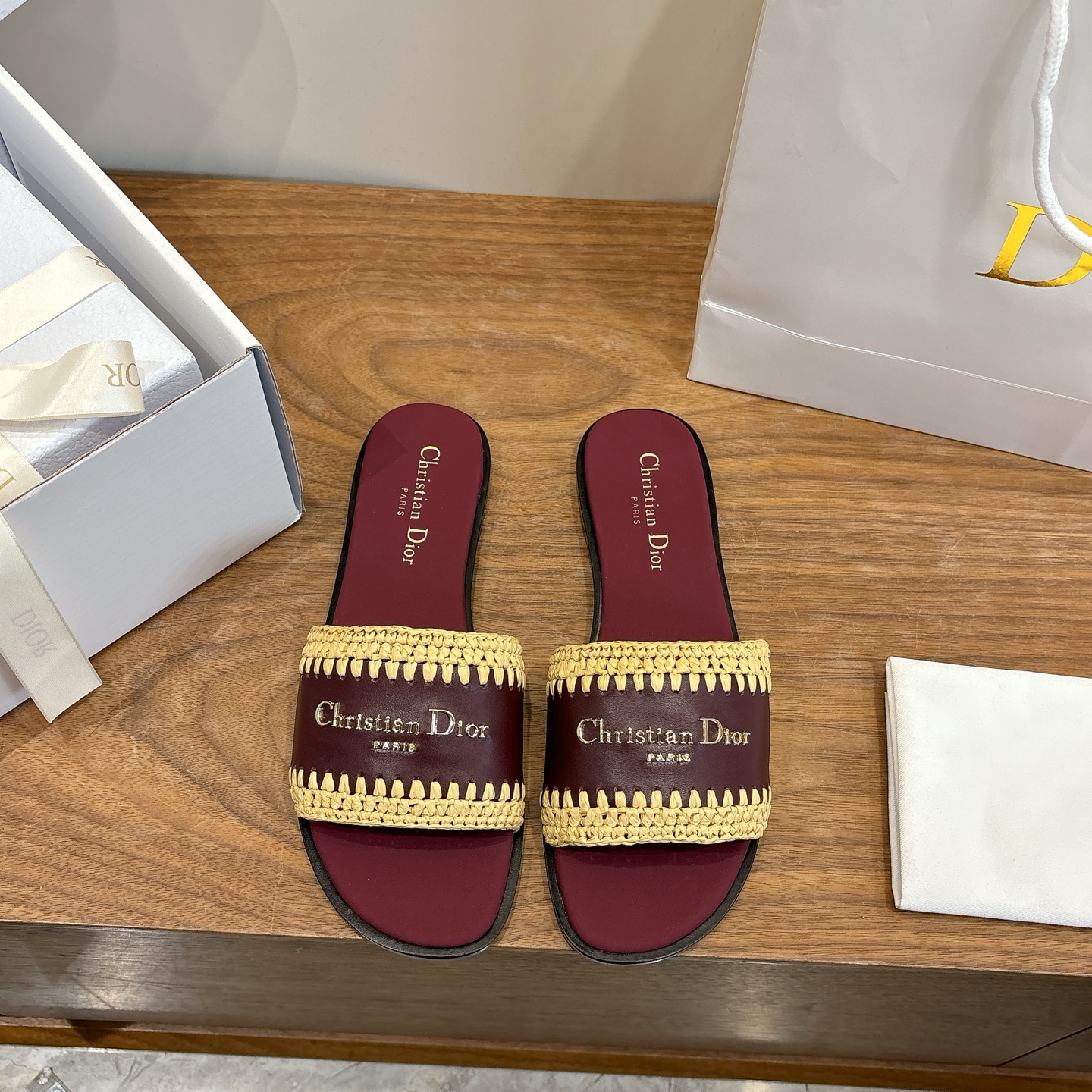 NO:723568,Flat bottom Dior 2026 new spring and summer one-piece color-blocked straw women's shoes CD letter logo hardware buckle Round square toe thick heel jelly color open-toe slippers Top version on the market Material: upper imported calfskin/environmentally friendly breathable PP straw woven fabric + water-dyed sheepskin lining + Italian leather outsole Packaging Each pair of shoes comes with an airplane box  size34-43 (34.40.41.42.43 customized, non-refundable and non-exchangeable), slippers, dior, dior, slippers, espadrilles, cowhide, sheepskin, Leather soles19860909平底 迪奥 Dior 2026春夏新款一字拖拼色草编女鞋 CD字母logo五金扣 圆方头粗跟果冻色露趾拖鞋 市面顶级版本 材质:鞋面进口小牛皮/环保透气PP草编织面料+水染羊皮内里+意大利真皮大底 包装每对鞋配飞机盒 size34-43（34.40.41.42.43定做不退不换）,拖鞋,dior,dior,slippers,espadrilles,cowhide,sheepskin,Leather soles,Women's Shoes