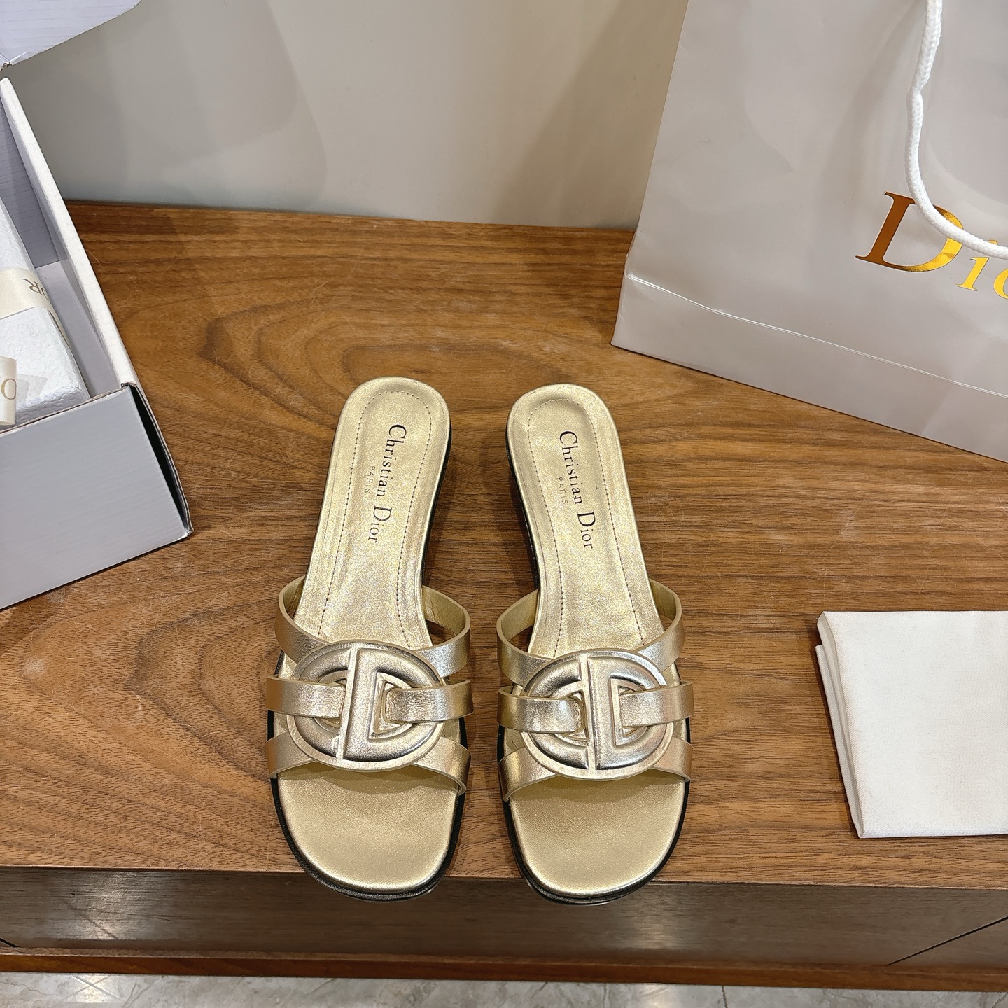 NO:723574,High Heel Dior 2026 Spring/Summer New Hollow Women's Shoes CD Letter Round Toe Thick Heel Jelly Color Open Toe Slippers The Top Version on the Market Material: Imported Calfskin Upper + Water-dyed Cowskin Lining + Italian Genuine Leather Outsole Heel Height 4.5cm Packaging Each pair of shoes comes with an airplane box  size34-43 (34.40.41.42.43 customized, non-refundable and non-exchangeable), slippers, dior, dior, slippers, cowhide, Leather soles19860909高跟 迪奥 Dior 2026春夏新款镂空女鞋 CD字母 圆头粗跟果冻色露趾拖鞋 市面顶级版本 材质:鞋面进口小牛皮+水染牛皮内里+意大利真皮大底 跟高4.5cm 包装每对鞋配飞机盒 size34-43（34.40.41.42.43定做不退不换）,拖鞋,dior,dior,slippers,cowhide,Leather soles,Women's Shoes