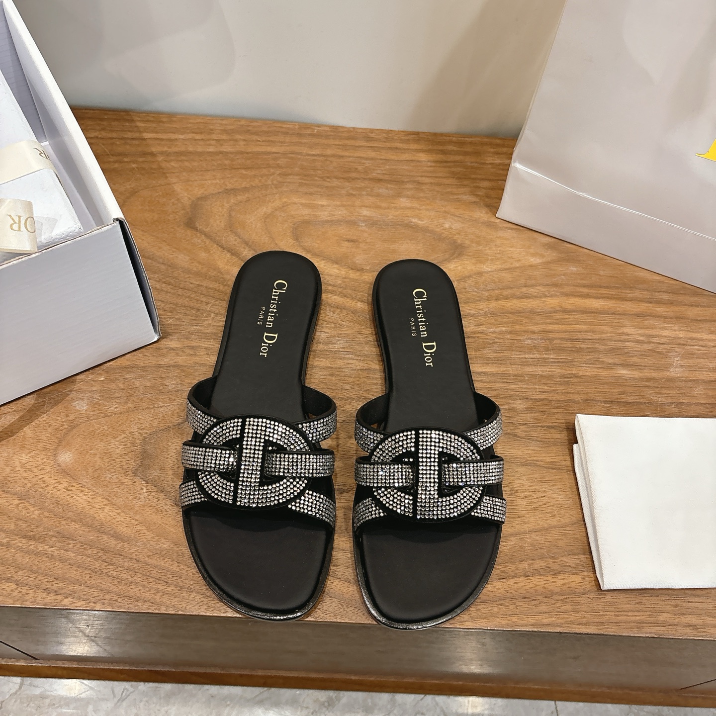 NO:723585,High Heel Dior 2026 Spring and Summer New Flash Diamond Hollow Women's Shoes CD Letters Round Toe Thick Heel Jelly Color Open-Toe Slippers The Top Version on the Market Material: Imported Calf Leather Upper + Water-dyed Cow Leather Lining + Italian Genuine Leather Outsole Packaging Each pair of shoes comes with an airplane box  size34-43 (34.40.41.42.43 customized, non-refundable and non-exchangeable), slippers, dior, dior, slippers, cowhide, Leather soles19860909高跟 迪奥 Dior 2026春夏新款闪钻镂空女鞋 CD字母 圆头粗跟果冻色露趾拖鞋 市面顶级版本 材质:鞋面进口小牛皮+水染牛皮内里+意大利真皮大底 包装每对鞋配飞机盒 size34-43（34.40.41.42.43定做不退不换）,拖鞋,dior,dior,slippers,cowhide,Leather soles,Women's Shoes