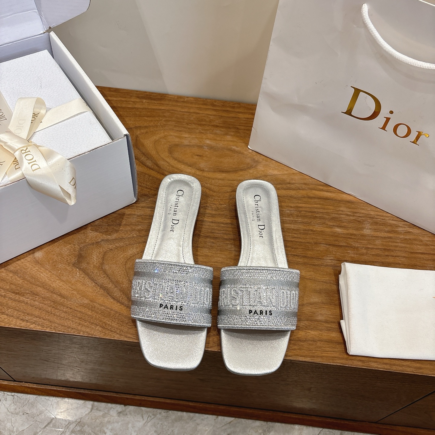 NO:724437,Comes with airplane case and high heels. Dior 2026 new spring and summer diamond-faced one-piece color-blocked women's shoes with CD letter logo three-dimensional embroidery. Square-toe thick heel jelly-colored open-toe slippers. The top version on the market. Material: Upper original high-temperature water-soluble cotton electro-embroidered technical silk fabric + water-dyed sheepskin lining + Italian genuine leather outsole. Heel height 2.5cm. Packaging: Each pair of shoes comes with an airplane box.  size34-43 (34.40.41.42.43 customized, non-refundable and non-exchangeable), slippers, dior, dior, slippers, sheepskin, real silk, Leather soles19860909配飞机盒 高跟 迪奥 Dior 2026春夏新款钻面一字拖拼色女鞋 CD字母logo立体刺绣 方头粗跟果冻色露趾拖鞋 市面顶级版本 材质:鞋面原版一致高温水溶棉质电绣科技真丝面料+水染羊皮内里+意大利真皮大底 跟高2.5cm 包装每对鞋配飞机盒 size34-43（34.40.41.42.43定做不退不换）,拖鞋,dior,dior,slippers,sheepskin,real silk,Leather soles,Women's Shoes