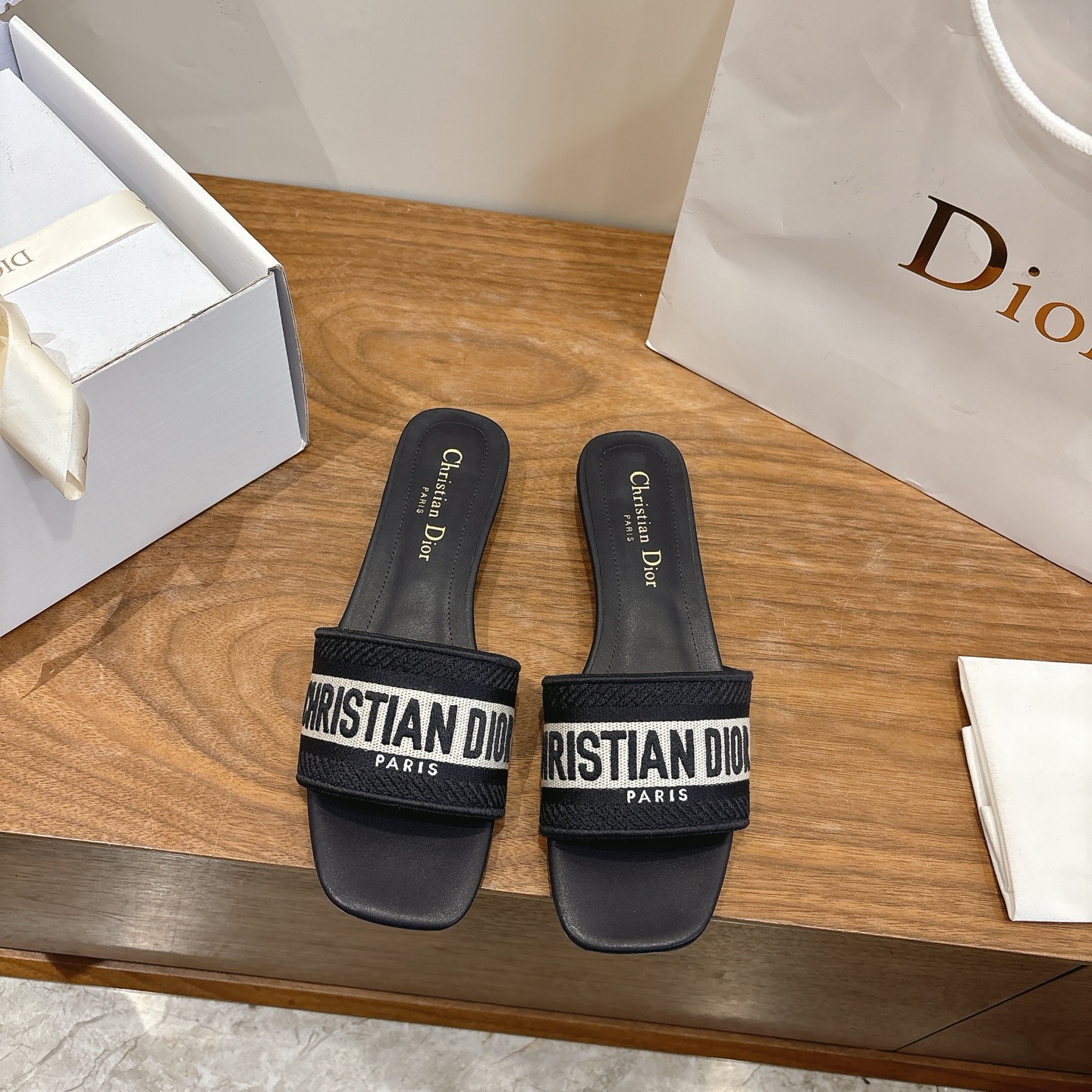 NO:724441,Comes with airplane case and high heels. Dior 2026 spring and summer new one-piece slip-on color-blocked women's shoes with CD letter logo three-dimensional embroidery. Square-toe thick heel jelly-colored open-toe slippers. The top version on the market. Material: Upper original high-temperature water-soluble cotton electro-embroidered technical silk fabric + water-dyed sheepskin lining + Italian genuine leather outsole. Heel height 2.5cm. Packaging: Each pair of shoes comes with an airplane box.  size34-43 (34.40.41.42.43 customized, non-refundable and non-exchangeable), slippers, dior, dior, slippers, sheepskin, real silk, Leather soles19860909配飞机盒 高跟 迪奥 Dior 2026春夏新款一字拖拼色女鞋 CD字母logo立体刺绣 方头粗跟果冻色露趾拖鞋 市面顶级版本 材质:鞋面原版一致高温水溶棉质电绣科技真丝面料+水染羊皮内里+意大利真皮大底 跟高2.5cm 包装每对鞋配飞机盒 size34-43（34.40.41.42.43定做不退不换）,拖鞋,dior,dior,slippers,sheepskin,real silk,Leather soles,Women's Shoes