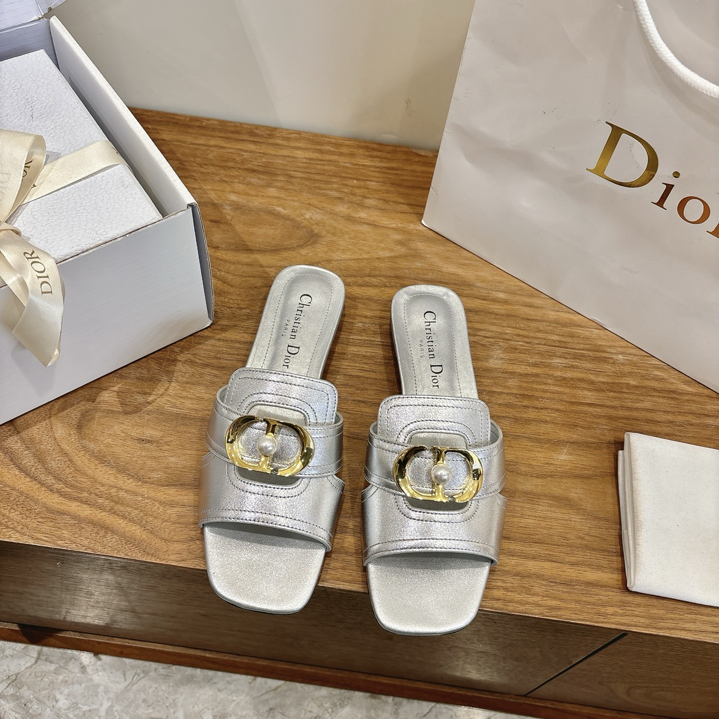 NO:724444,Comes with airplane box Dior 2026 new spring and summer jelly color hollow women's shoes CD pearl letter logo hardware buckle Round toe jelly color open-toe slippers The top version on the market Material: imported calfskin upper + water-dyed sheepskin lining + Italian genuine leather outsole Packaging Each pair of shoes comes with an airplane box Heel height 2.5cm  size34-43 (34.40.41.42.43 customized, non-refundable and non-exchangeable), slippers, dior, dior, slippers, cowhide, sheepskin, Leather soles19860909配飞机盒 迪奥 Dior 2026春夏新款果冻色镂空女鞋 CD珍珠字母logo五金扣 圆头果冻色露趾拖鞋 市面顶级版本 材质:鞋面进口小牛皮+水染羊皮内里+意大利真皮大底 包装每对鞋配飞机盒 跟高2.5cm size34-43（34.40.41.42.43定做不退不换）,拖鞋,dior,dior,slippers,cowhide,sheepskin,Leather soles,Women's Shoes