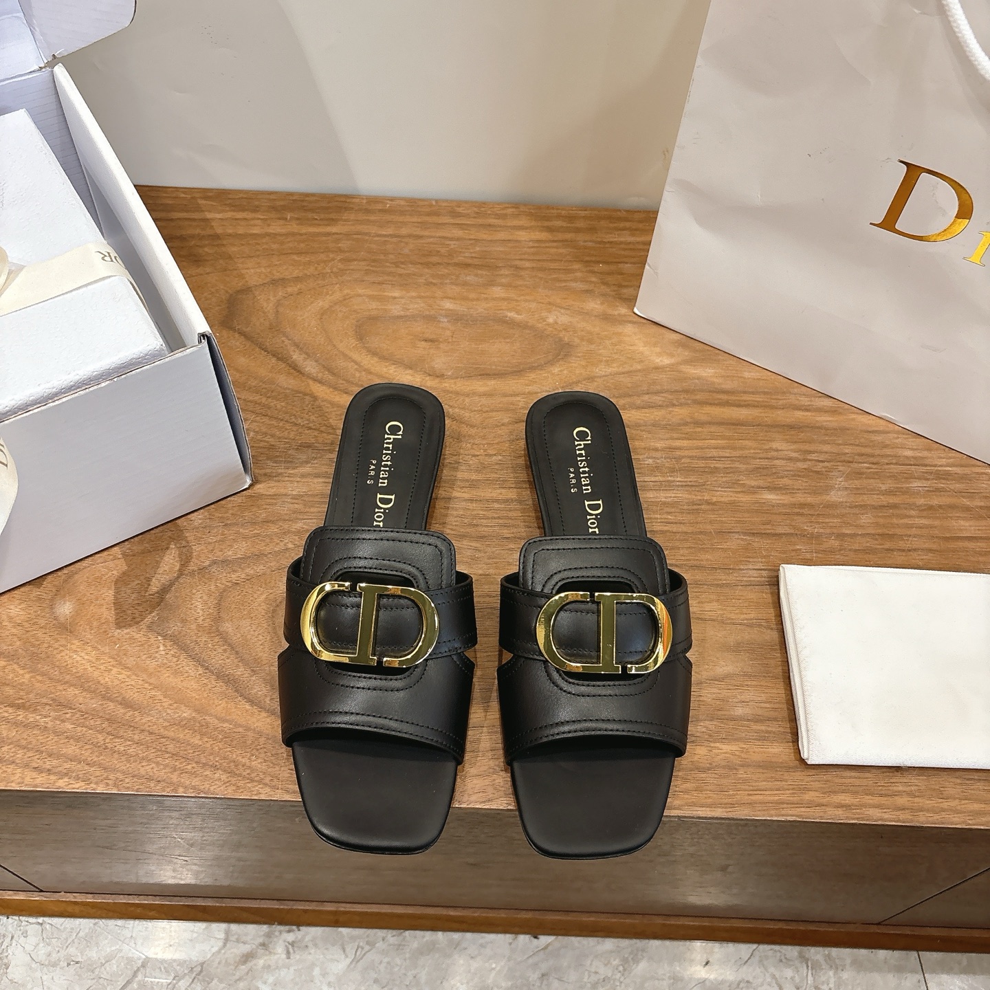 NO:724447,Comes with airplane case Dior 2026 new spring and summer jelly color hollow women's shoes CD letter logo hardware buckle Round toe jelly color open-toe slippers The top version on the market Material: imported calfskin upper + water-dyed sheepskin lining + Italian genuine leather outsole Packaging Each pair of shoes comes with an airplane box Heel height 2.5cm  size34-43 (34.40.41.42.43 customized, non-refundable and non-exchangeable), slippers, dior, dior, slippers, cowhide, sheepskin, Leather soles19860909配飞机盒 迪奥 Dior 2026春夏新款果冻色镂空女鞋 CD字母logo五金扣 圆头果冻色露趾拖鞋 市面顶级版本 材质:鞋面进口小牛皮+水染羊皮内里+意大利真皮大底 包装每对鞋配飞机盒 跟高2.5cm size34-43（34.40.41.42.43定做不退不换）,拖鞋,dior,dior,slippers,cowhide,sheepskin,Leather soles,Women's Shoes