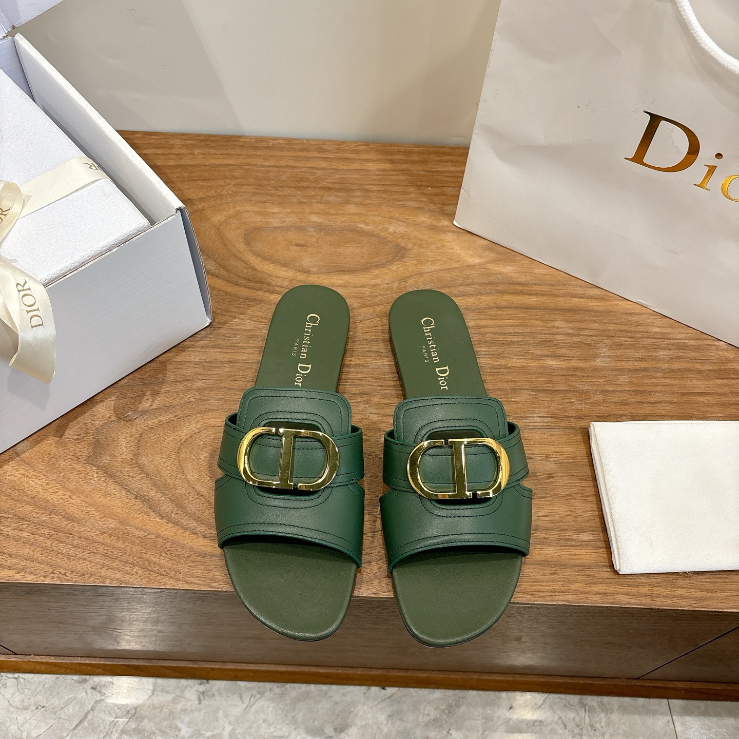 NO:724449,Comes with airplane box, flat bottom, Dior 2026 spring and summer new jelly color hollow women's shoes, CD letter logo hardware buckle, round toe jelly color open-toe slippers, the top version on the market. Material: imported calfskin upper + water-dyed sheepskin lining + Italian leather outsole. Packaging: Each pair of shoes comes with an airplane box  size34-43 (34.40.41.42.43 customized, non-refundable and non-exchangeable), slippers, dior, dior, slippers, cowhide, sheepskin, Leather soles19860909配飞机盒 平底 迪奥 Dior 2026春夏新款果冻色镂空女鞋 CD字母logo五金扣 圆头果冻色露趾拖鞋 市面顶级版本 材质:鞋面进口小牛皮+水染羊皮内里+意大利真皮大底 包装每对鞋配飞机盒 size34-43（34.40.41.42.43定做不退不换）,拖鞋,dior,dior,slippers,cowhide,sheepskin,Leather soles,Women's Shoes