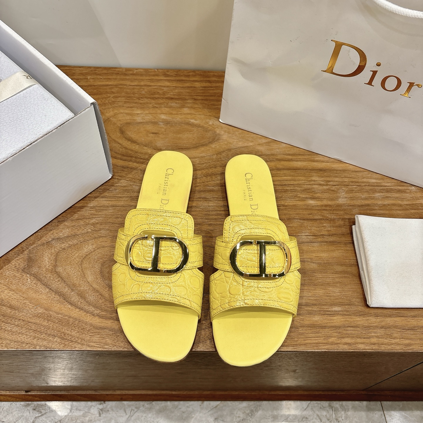 NO:724509,Comes with airplane case, flat bottom, Dior 2026 new spring and summer jelly color hollow women's shoes, stone pattern CD letter logo hardware buckle, round toe jelly color open-toe slippers, the top version on the market. Material: imported embossed calfskin upper + water-dyed sheepskin lining + Italian genuine leather outsole. Packaging: Each pair of shoes comes with an airplane box  size34-43 (34.40.41.42.43 customized, non-refundable and non-exchangeable), slippers, dior, dior, slippers, cowhide, sheepskin, Leather soles19860909配飞机盒 平底 迪奥 Dior 2026春夏新款果冻色镂空女鞋 石头纹CD字母logo五金扣 圆头果冻色露趾拖鞋 市面顶级版本 材质:鞋面进口压纹胎牛皮+水染羊皮内里+意大利真皮大底 包装每对鞋配飞机盒 size34-43（34.40.41.42.43定做不退不换）,拖鞋,dior,dior,slippers,cowhide,sheepskin,Leather soles,Women's Shoes