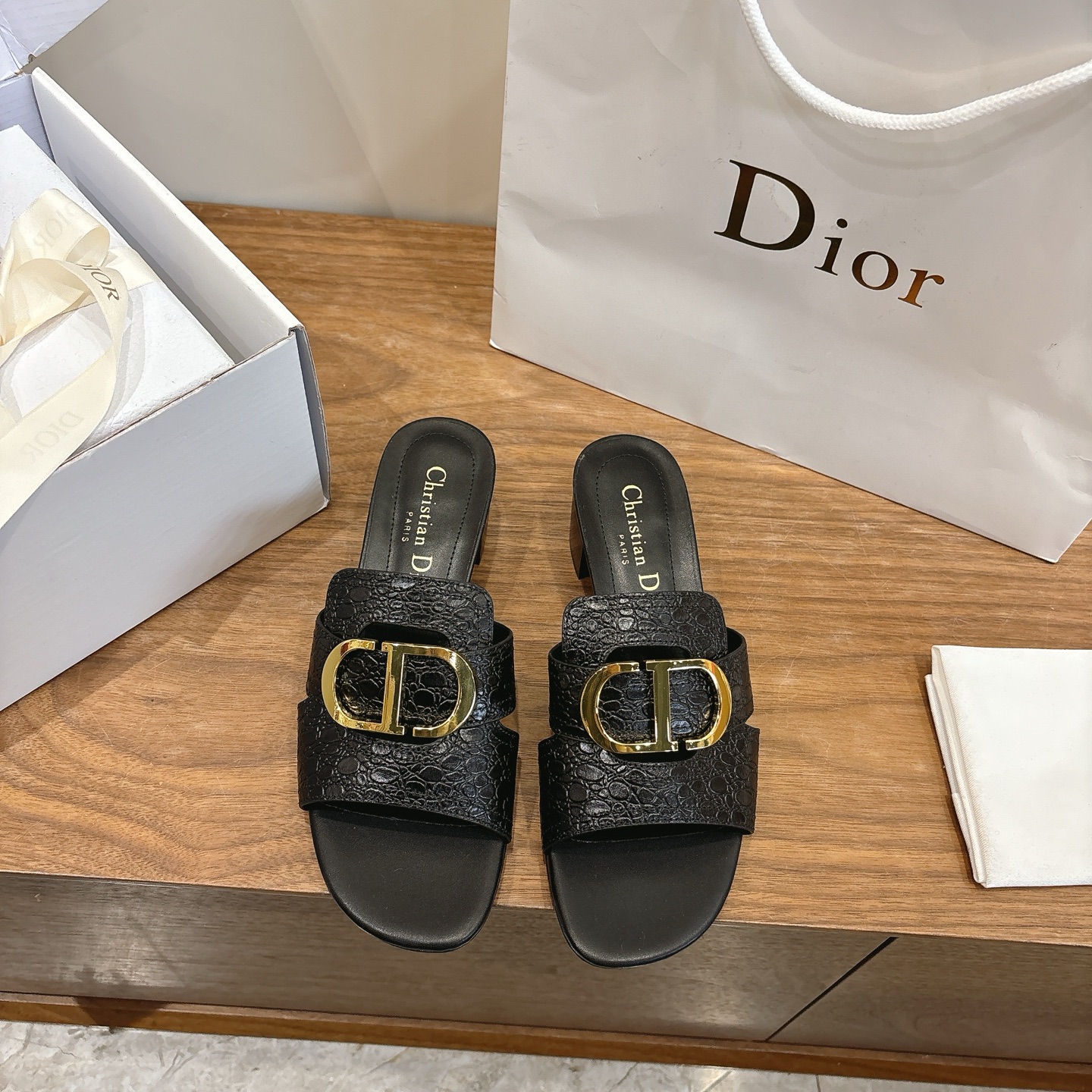 NO:724521,Comes with airplane case Heels Dior 2026 new spring and summer jelly color hollow women's shoes Stone pattern CD letter logo hardware buckle Round toe jelly color open-toe slippers The top version on the market Material: imported embossed calfskin upper + water-dyed sheepskin lining + Italian genuine leather outsole Packaging Each pair of shoes comes with an airplane box Heel height 4.5cm  size34-43 (34.40.41.42.43 customized, non-refundable and non-exchangeable), slippers, dior, dior, slippers, cowhide, sheepskin, Leather soles19860909配飞机盒 跟鞋 迪奥 Dior 2026春夏新款果冻色镂空女鞋 石头纹CD字母logo五金扣 圆头果冻色露趾拖鞋 市面顶级版本 材质:鞋面进口压纹胎牛皮+水染羊皮内里+意大利真皮大底 包装每对鞋配飞机盒 跟高4.5cm size34-43（34.40.41.42.43定做不退不换）,拖鞋,dior,dior,slippers,cowhide,sheepskin,Leather soles,Women's Shoes