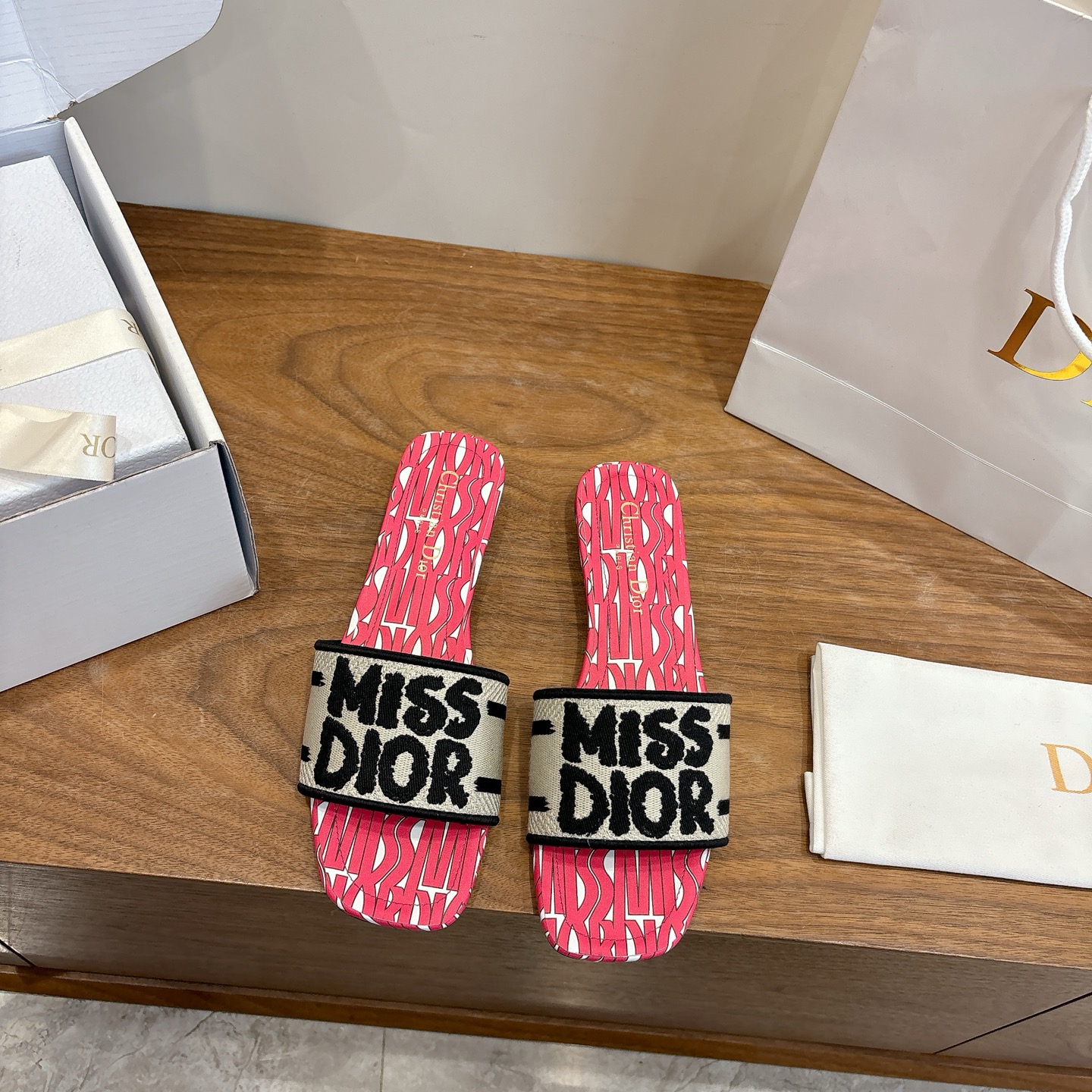 NO:724527,Comes with airplane box Dior 2026 spring and summer new one-piece slippers for women with CD letter logo three-dimensional embroidery Square-toe thick heel jelly-colored open-toe slippers The top version on the market Material: Upper original high-temperature water-soluble cotton electro-embroidered technical silk fabric + water-dyed sheepskin lining + Italian leather outsole Heel height 2.5cm Packaging Each pair of shoes comes with an airplane box  size34-43 (34.40.41.42.43 customized, non-refundable and non-exchangeable), slippers, dior, dior, slippers, sheepskin, real silk, Leather soles19860909配飞机盒 迪奥 Dior 2026春夏新款一字拖拼色女鞋 CD字母logo立体刺绣 方头粗跟果冻色露趾拖鞋 市面顶级版本 材质:鞋面原版一致高温水溶棉质电绣科技真丝面料+水染羊皮内里+意大利真皮大底 跟高2.5cm 包装每对鞋配飞机盒 size34-43（34.40.41.42.43定做不退不换）,拖鞋,dior,dior,slippers,sheepskin,real silk,Leather soles,Women's Shoes