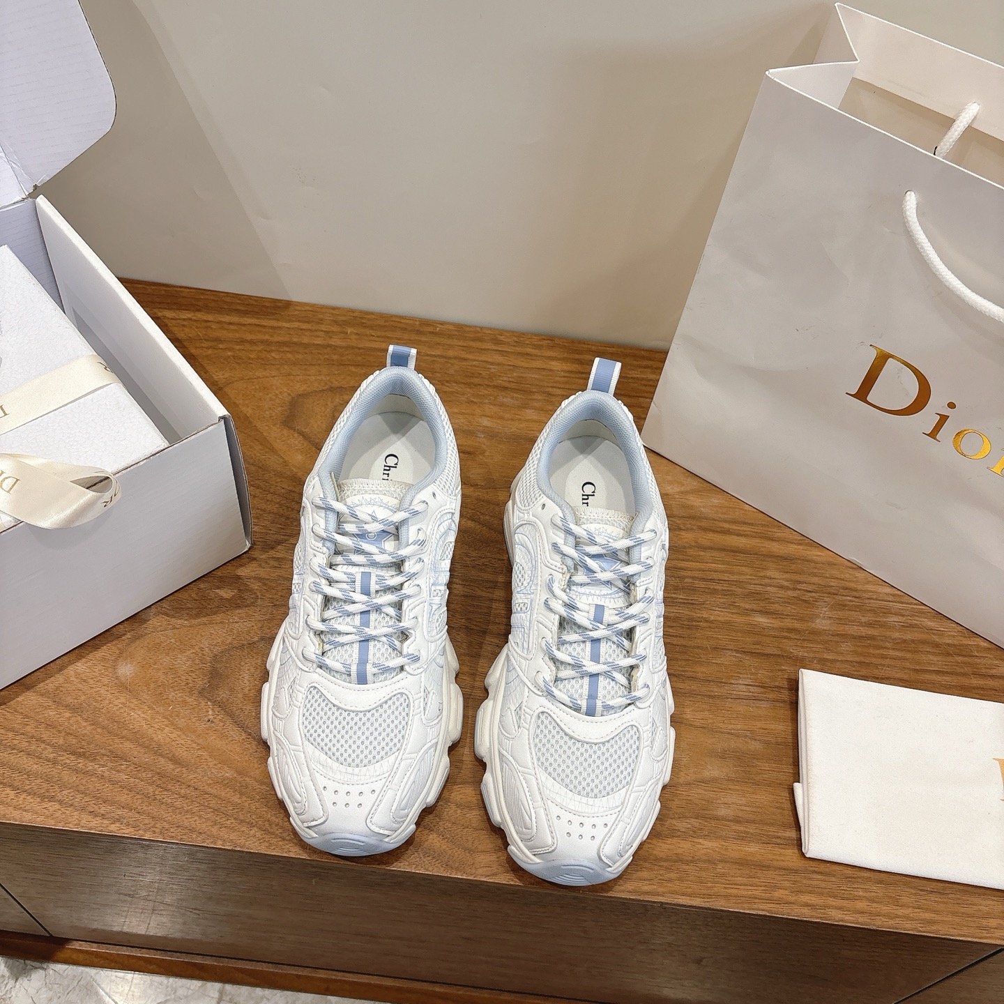 NO:724421,With airplane case Dior Dior 2026 spring and summer catwalk new style Vibe iconic fashion modern sports dad shoes CD letter logo Oblique printed pattern lace-up color-blocking thick-soled running shoes Star-same jelly color casual women's shoes The top high-end version on the market Material: The upper is made of special technology with mesh fabric stitching metal cowhide + environmentally friendly breathable fabric lining + original open-molded Tpu combination outsole Bottom thickness: 4CM  Size: 35-41 standard size (.40.41 customization is not returnable), casual shoes/sports shoes, dior, dior, sneakers, cowhide19860909配飞机盒 Dior 迪奥2026春夏走秀新款 Vibe标志性时尚摩登运动老爹鞋 CD字母logo Oblique印花图案系带拼色厚底跑鞋 明星同款果冻色休闲女鞋 市面顶级高端版本 材质:鞋面采用特殊工艺搭配网眼织物拼接金属牛皮+环保透气织物内里+原版开模Tpu组合大底 底厚:4CM Size:35-41标准码(.40.41定制不退换),休闲鞋/运动鞋,dior,dior,sneakers,cowhide,Women's Shoes