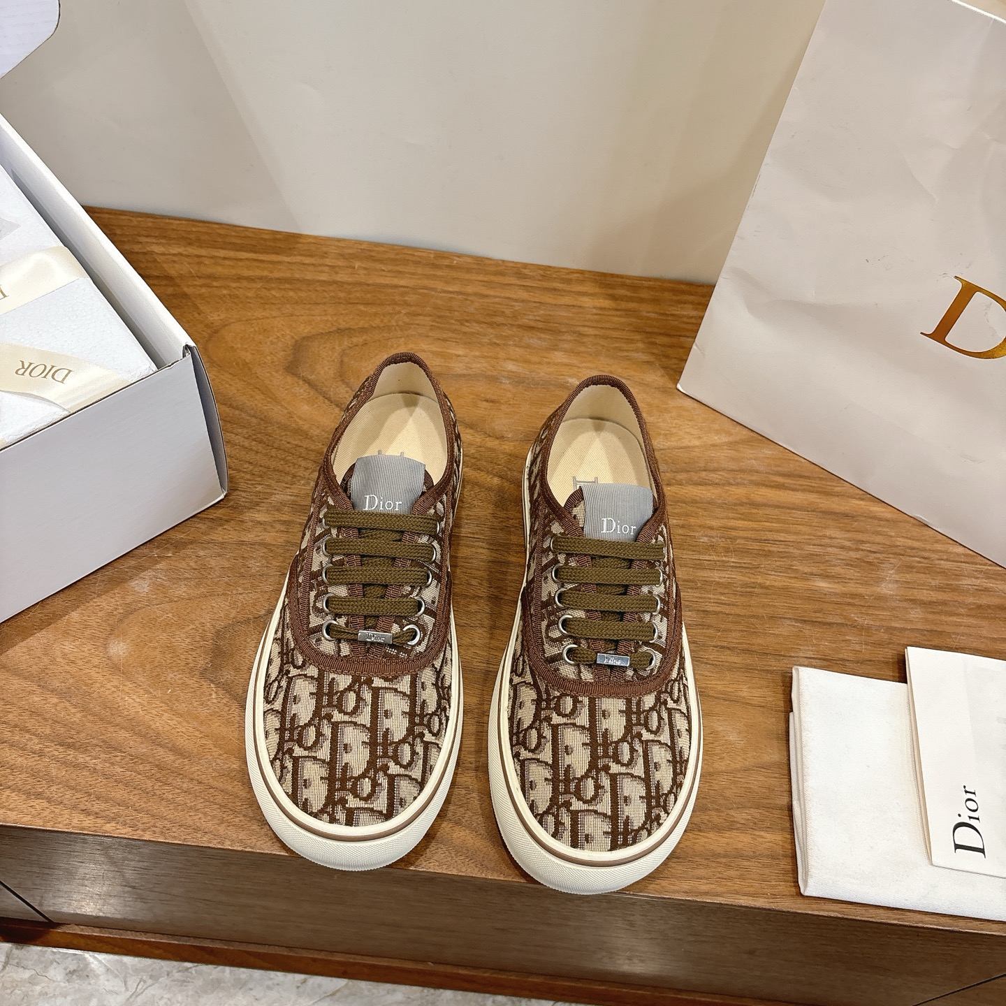 NO:724429,Comes with airplane case Dior Dior 2026 early spring new Saltwind pattern embroidered low-top canvas shoes jelly color casual women's shoes The top high-end version on the market Material: upper is made of embroidered printed fabric + environmentally friendly breathable fabric lining + original open-molded Tpu combination outsole Sole thickness: 3CM Size: 35-41 standard size (.40.41 customization is not returnable), casual shoes/sports shoes, dior, dior, sneakers19860909配飞机盒 Dior 迪奥2026早春新款Saltwind图案刺绣低帮帆布鞋果冻色休闲女鞋 市面顶级高端版本 材质:鞋面采用刺绣印花面料+环保透气织物内里+原版开模Tpu组合大底 底厚:3CM Size:35-41标准码(.40.41定制不退换),休闲鞋/运动鞋,dior,dior,sneakers,Women's Shoes