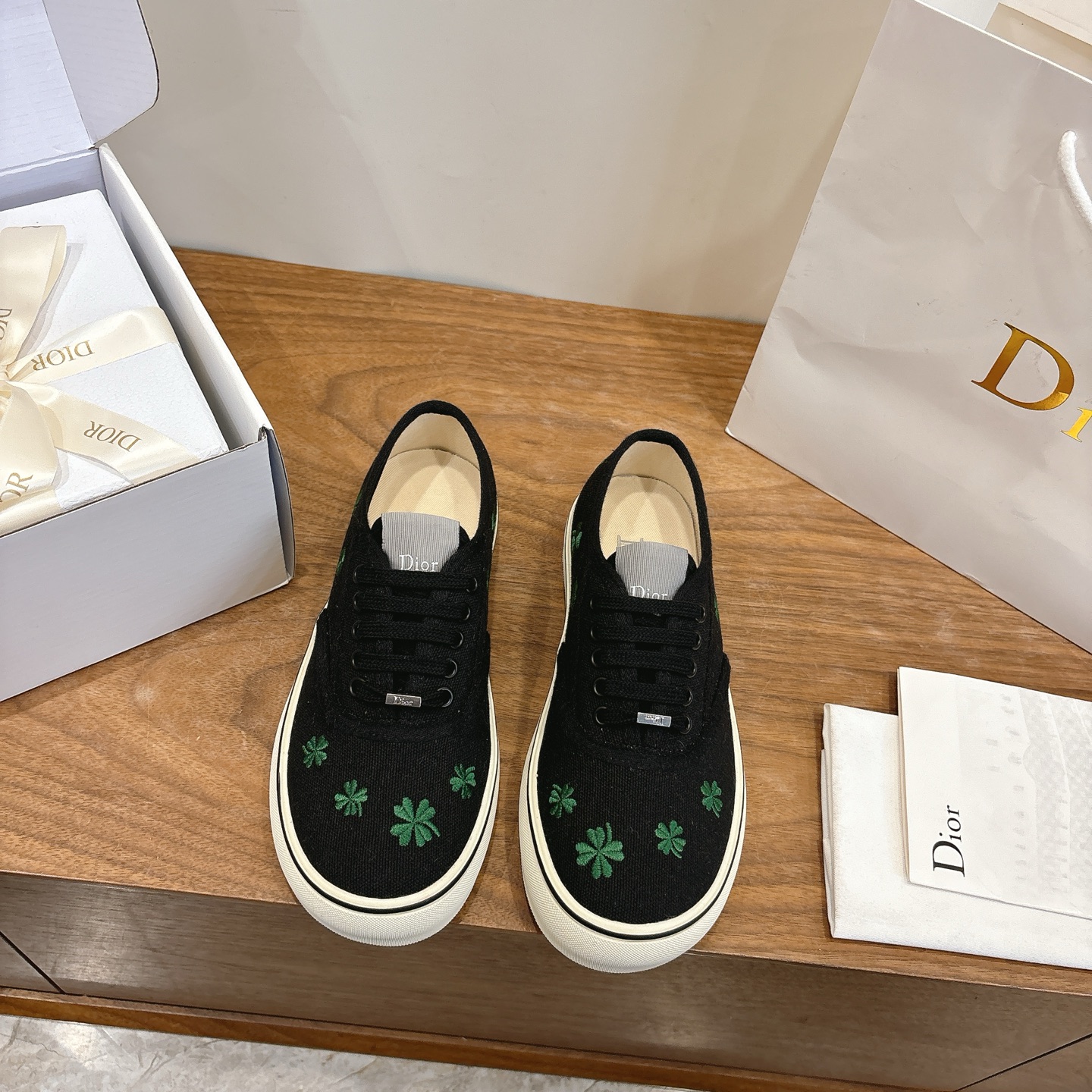 NO:724433,Comes with airplane case Dior Dior 2026 early spring new Saltwind pattern embroidered low-top canvas shoes four-leaf clover/white flower jelly color casual women's shoes The top high-end version on the market Material: upper is made of embroidered printed fabric + environmentally friendly breathable fabric lining + original molded Tpu combination outsole Bottom thickness: 3CM Size: 35-41 standard size (.40.41 customization is not returnable), casual shoes/sports shoes, dior, dior, sneakers19860909配飞机盒 Dior 迪奥2026早春新款Saltwind图案刺绣低帮帆布鞋四叶草/白色花朵果冻色休闲女鞋 市面顶级高端版本 材质:鞋面采用刺绣印花面料+环保透气织物内里+原版开模Tpu组合大底 底厚:3CM Size:35-41标准码(.40.41定制不退换),休闲鞋/运动鞋,dior,dior,sneakers,Women's Shoes