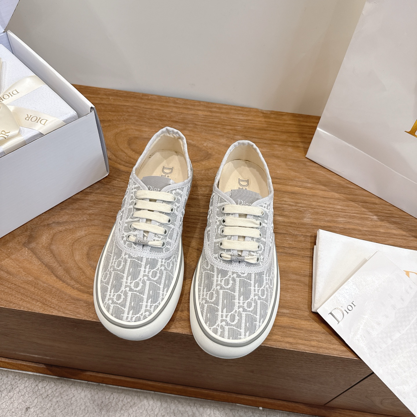 NO:782941,Dior Dior 2026 early spring new Saltwind pattern embroidered low-top canvas shoes four-leaf clover/white flower jelly color casual women's shoes The top high-end version on the market Material: upper is made of embroidered printed fabric + environmentally friendly breathable fabric lining + original molded Tpu combination outsole Sole thickness: 3CM Size: 35-41 standard size (.40.41 customization is not returnable), casual shoes/sports shoes, dior, dior, sneakers19860909Dior 迪奥2026早春新款Saltwind图案刺绣低帮帆布鞋四叶草/白色花朵果冻色休闲女鞋 市面顶级高端版本 材质:鞋面采用刺绣印花面料+环保透气织物内里+原版开模Tpu组合大底 底厚:3CM Size:35-41标准码(.40.41定制不退换),休闲鞋/运动鞋,dior,dior,sneakers,Women's Shoes