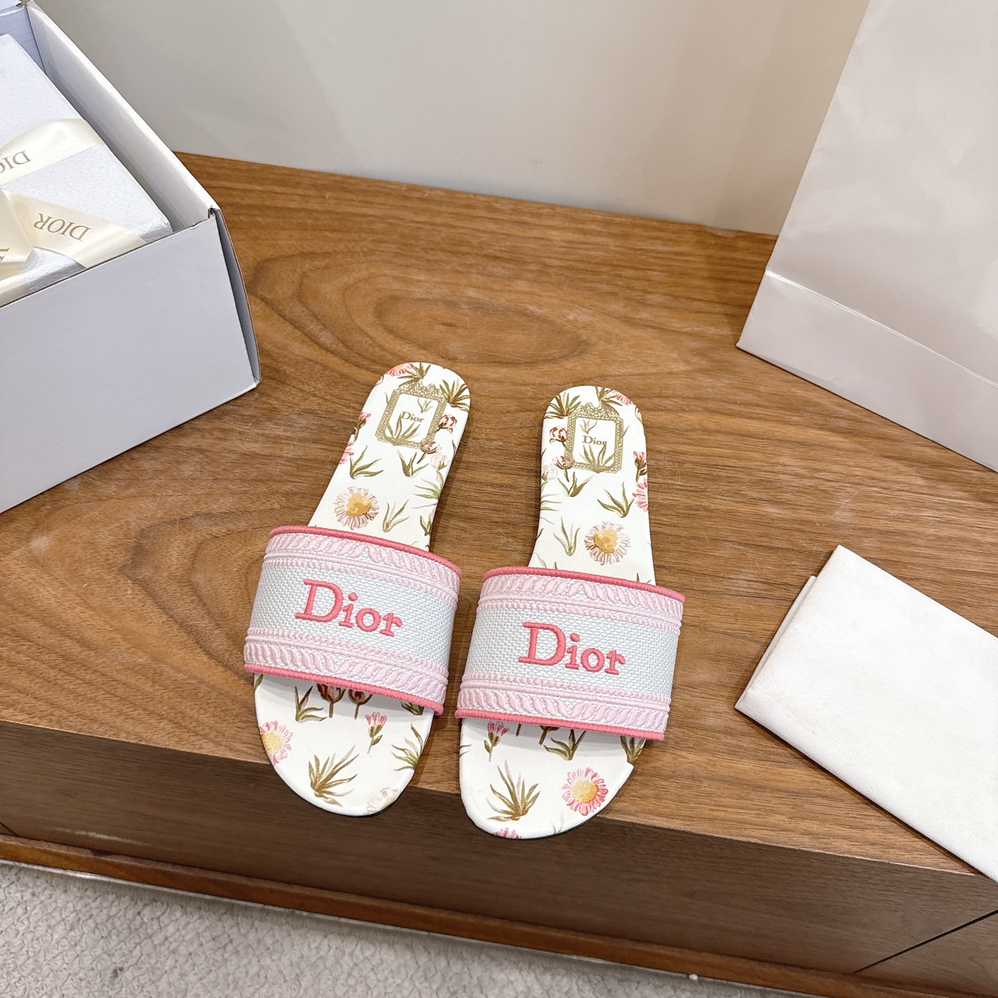 NO:782862,Flat bottom Dior 2026 new spring and summer one-piece color-blocked women's shoes, CD letter logo three-dimensional embroidery, square toe thick heel jelly color open-toe slippers, the top version on the market Material: Upper original high temperature water-soluble cotton electric embroidery technology silk fabric + water-dyed sheepskin lining + Italian leather outsole Packaging Each pair of shoes comes with an airplane box  size34-43 (34.40.41.42.43 customized, non-refundable and non-exchangeable), slippers, dior, dior, slippers, sheepskin, real silk, Leather soles19860909平底 迪奥 Dior 2026春夏新款一字拖拼色女鞋 CD字母logo立体刺绣 方头粗跟果冻色露趾拖鞋 市面顶级版本 材质:鞋面原版一致高温水溶棉质电绣科技真丝面料+水染羊皮内里+意大利真皮大底 包装每对鞋配飞机盒 size34-43（34.40.41.42.43定做不退不换）,拖鞋,dior,dior,slippers,sheepskin,real silk,Leather soles,Women's Shoes