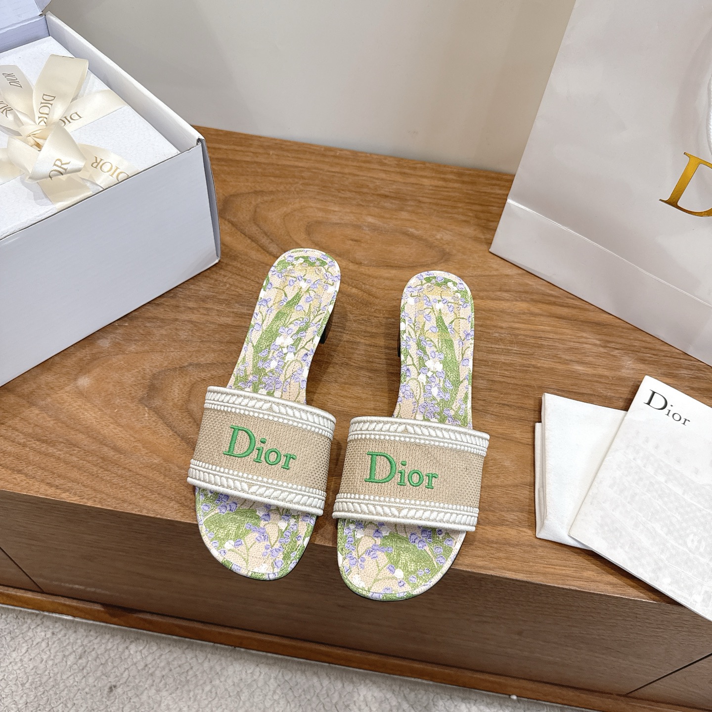 NO:782868,High Heel Dior 2026 Spring and Summer New One-Flop Color Block Women's Shoes CD Letters Logo Three-dimensional Embroidery Square Toe Thick Heel Jelly Color Open-Toe Slippers The Top Version on the Market Material: Original Upper Same as High Temperature Water-Soluble Cotton Electric Embroidery Technology Silk Fabric + Water-Dye Sheepskin Lining + Italian Genuine Leather Outsole Packaging Each pair of shoes comes with an airplane box Heel height: 4.5CM  size34-43 (34.40.41.42.43 customized, non-refundable and non-exchangeable), slippers, dior, dior, slippers, sheepskin, real silk, Leather soles19860909高跟 迪奥 Dior 2026春夏新款一字拖拼色女鞋 CD字母logo立体刺绣 方头粗跟果冻色露趾拖鞋 市面顶级版本 材质:鞋面原版一致高温水溶棉质电绣科技真丝面料+水染羊皮内里+意大利真皮大底 包装每对鞋配飞机盒 跟高:4.5CM size34-43（34.40.41.42.43定做不退不换）,拖鞋,dior,dior,slippers,sheepskin,real silk,Leather soles,Women's Shoes
