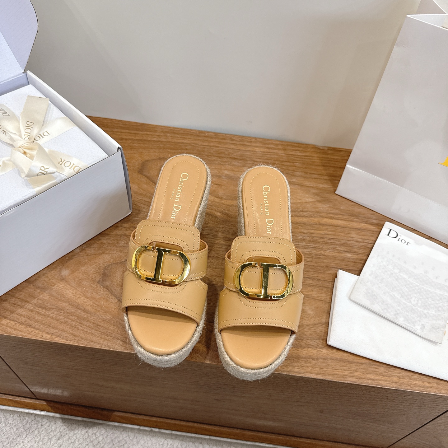 NO:782873,Dior 2026 spring and summer new style Attitude color-blocked hollow wedge women's shoes CD letter logo hardware buckle thick-soled round toe open-toe straw sandals Material: imported calfskin upper + water-dyed sheepskin foot lining + original consistent straw combination Tpu outsole 10CM thick bottom  size35-43 (40.41.42.43 custom-made, non-refundable and non-exchangeable), slippers, dior, dior, slippers, espadrilles, cowhide, sheepskin19860909迪奥 Dior 2026 春夏新款 Attitude 拼色镂空坡跟女鞋 CD字母logo五金扣厚底圆头露趾草编凉拖鞋 材质:鞋面进口小牛皮+水染羊皮垫脚内里+原版一致草编组合Tpu大底 底厚10CM size35-43（40.41.42.43定做不退不换）,拖鞋,dior,dior,slippers,espadrilles,cowhide,sheepskin,Women's Shoes