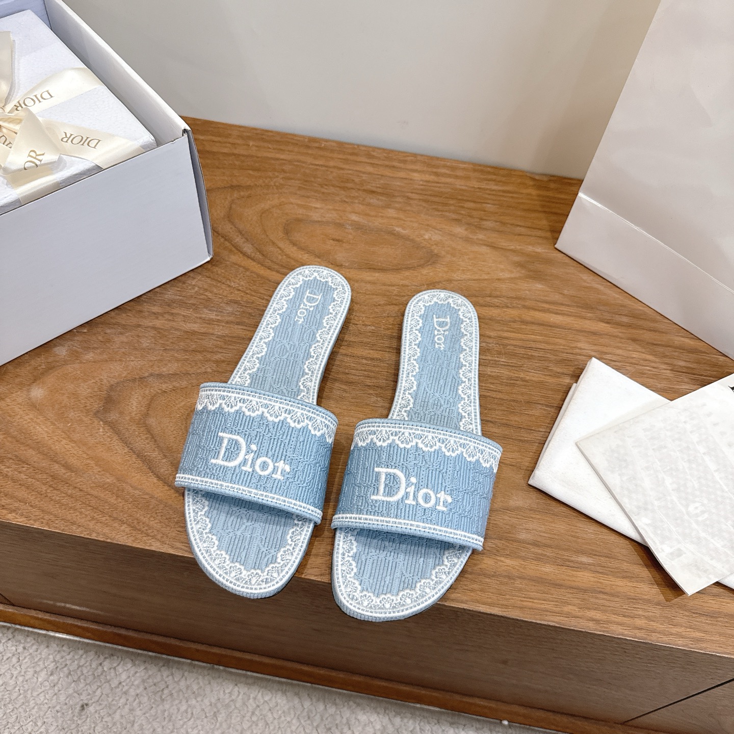 NO:782880,Comes with airplane case 2026 Early Spring Lace Embroidery Slippers 2026 Spring and Summer Series Slippers, denim blue Oblique embossed + white lace embroidery, exquisite and elegant. Wide vamp design, Dior logo is very recognizable, thick heel structure is comfortable and easy to walk, and can be easily used in daily life or vacation. Oblique embossing is a classic element of Di, paired with lace embroidery, full of French romantic atmosphere!  The soles are lightweight and not tiring to wear for a long time. They are practical and fashionable. They are a must-have item for spring and summer ~ Fabric: lace embroidery Sole: Genuine leather sole Size: #35-41 (40.41 custom-made), slippers, dior, slippers19860909配飞机盒  2026早春 蕾丝刺绣 拖鞋 2026春夏系列拖鞋,牛仔蓝Oblique压纹+白色蕾丝刺绣,精致优雅.鞋面宽版设计,Dior标志超有辨识度,粗跟结构舒适好走,日常或度假都能轻松驾驭.Oblique压纹是Di经典元素,搭配蕾丝刺绣,法式浪漫氛围感拉满！鞋底轻便,长时间穿也不累,实用又时髦,是春夏必入单品～ 面料: 蕾丝刺绣 鞋底: 真皮底 Size: #35-41 (40.41订做）,拖鞋,dior,slippers,Women's Shoes