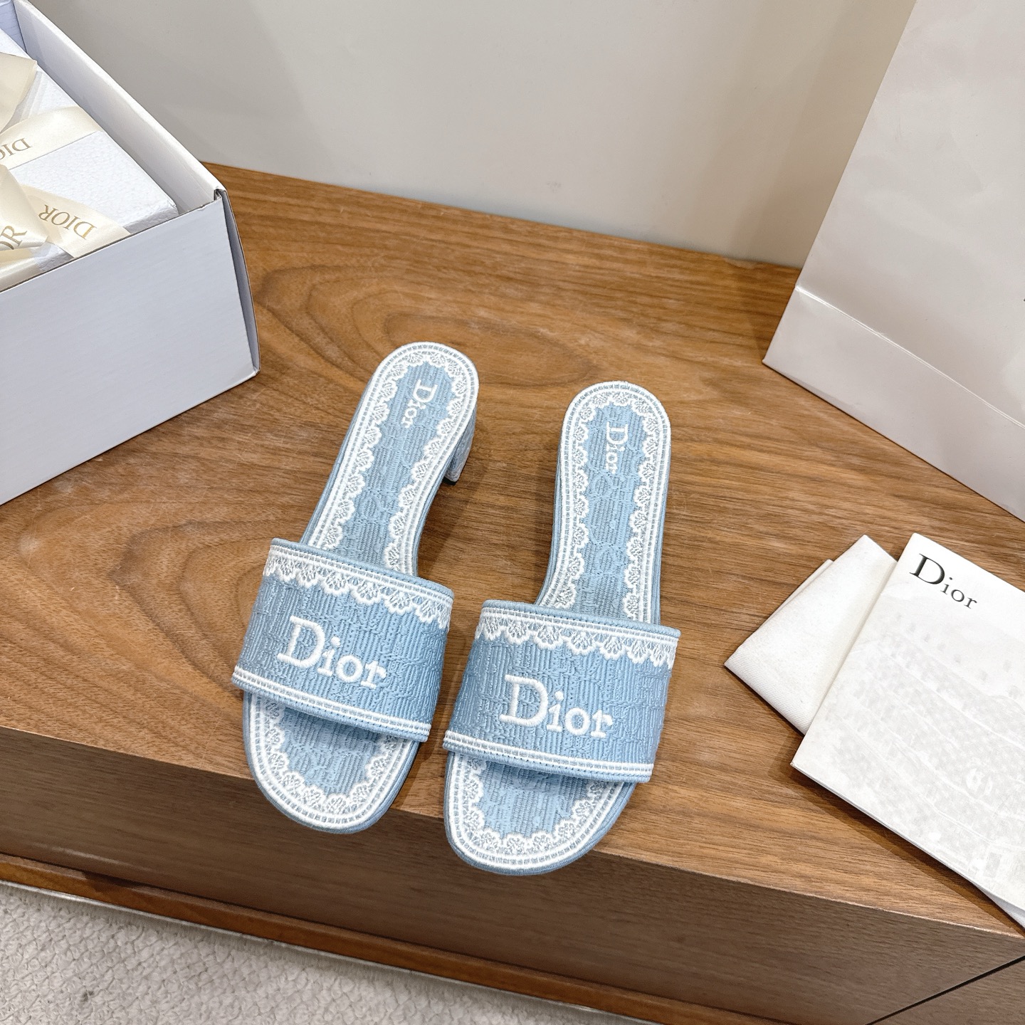 NO:782887,Comes with airplane case, high heels, early spring 2026, lace embroidery, slippers, 2026 spring and summer series slippers, denim blue Oblique embossed + white lace embroidery, exquisite and elegant. Wide vamp design, Dior logo is very recognizable, thick heel structure is comfortable and easy to walk, and can be easily controlled in daily life or vacation. Oblique embossing is a classic element of Di, paired with lace embroidery, full of French romantic atmosphere!  The soles are lightweight and not tiring when worn for a long time. They are practical and fashionable. They are a must-have item for spring and summer ~ Heel height 4.5cm Fabric: Lace embroidery Sole: Genuine leather sole Size: #35-41 (custom-made at 40.41), slippers, dior, slippers19860909配飞机盒 高跟 2026早春 蕾丝刺绣 拖鞋 2026春夏系列拖鞋,牛仔蓝Oblique压纹+白色蕾丝刺绣,精致优雅.鞋面宽版设计,Dior标志超有辨识度,粗跟结构舒适好走,日常或度假都能轻松驾驭.Oblique压纹是Di经典元素,搭配蕾丝刺绣,法式浪漫氛围感拉满！鞋底轻便,长时间穿也不累,实用又时髦,是春夏必入单品～ 跟高4.5cm 面料: 蕾丝刺绣 鞋底: 真皮底 Size: #35-41 (40.41订做）,拖鞋,dior,slippers,Women's Shoes