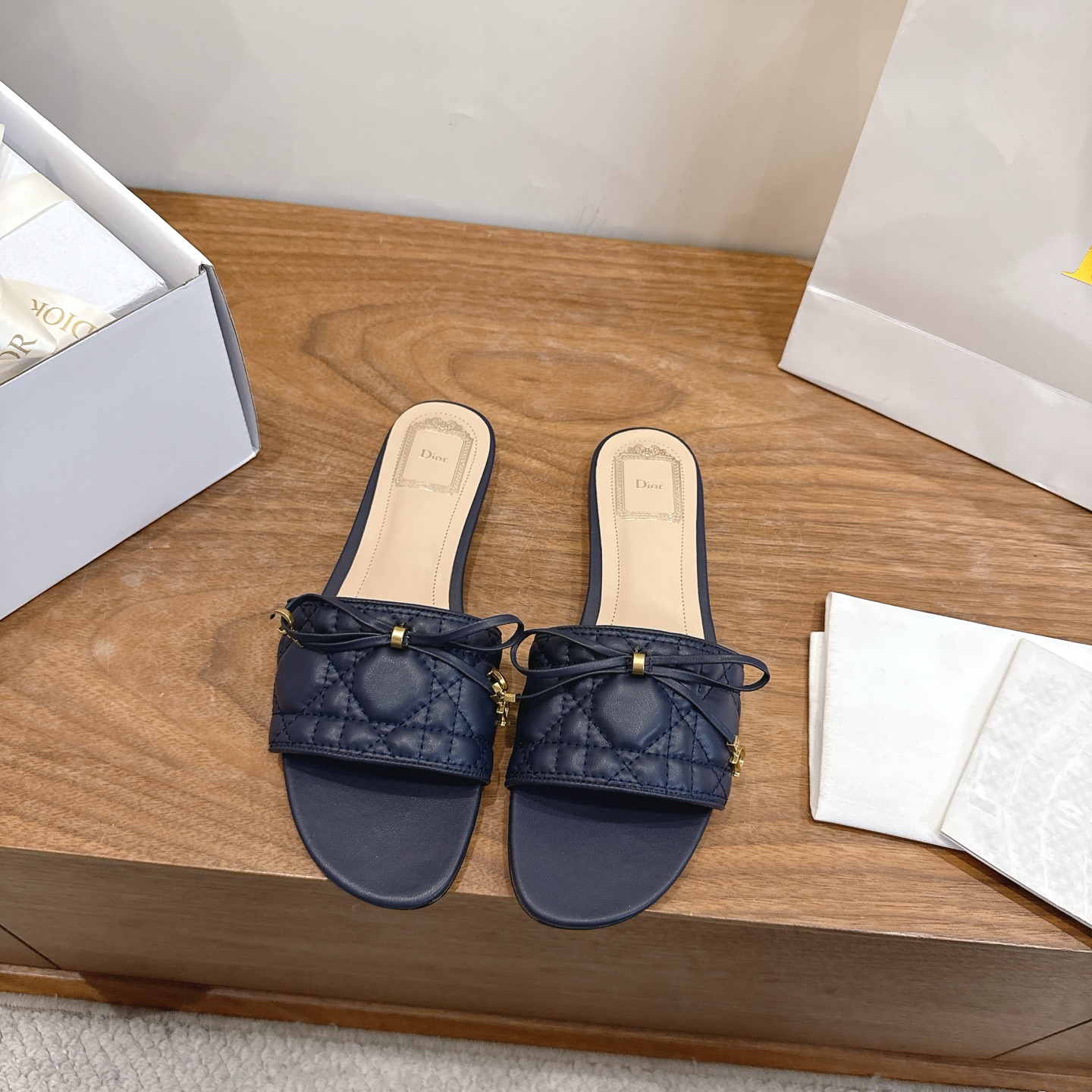 NO:782899,With airplane case: flat bottom Dior 2026 early spring new Cannage cannage electro-embroidered thick heel one-word flip flops bow tassel women's shoes CD letter logo hardware buckle flat bottom round toe color matching back empty sandals Top version on the market Material: upper imported mixed sheepskin + water-dyed sheepskin lining + Italian genuine leather outsole Heel height: flat heel  size34-43 (34.40.41.42.43 customized, non-returnable and non-exchangeable), slippers, dior, dior, slippers, sheepskin, Leather soles19860909配飞机盒 :平底 迪奥 Dior 2026早春新款 Cannage藤格纹电绣粗跟一字拖蝴蝶结流苏女鞋 CD字母logo五金扣平底圆头拼色后空凉拖鞋 市面顶级版本 材质:鞋面进口混种羊皮+水染羊皮内里+意大利真皮大底 跟高:平跟 size34-43(34.40.41.42.43定做不退不换）,拖鞋,dior,dior,slippers,sheepskin,Leather soles,Women's Shoes