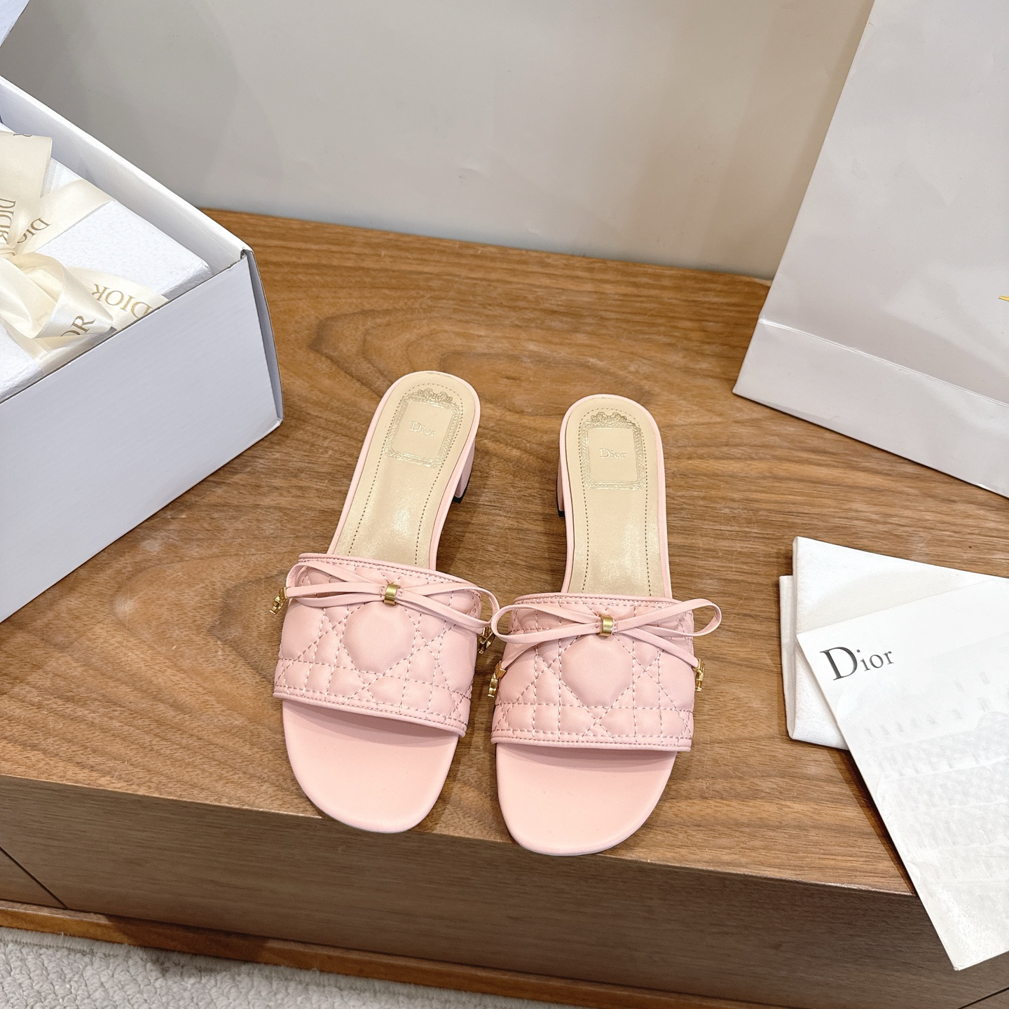 NO:782905,Comes with airplane case: Thick heel Dior 2026 early spring new Cannage cannage electro-embroidered thick heel one-word flip flops with bow tassel women's shoes CD letter logo hardware buckle flat bottom round toe color matching back empty sandals The top version on the market Material: upper imported mixed sheepskin + water-dyed sheepskin lining + Italian genuine leather outsole Heel height: 4.5CM  size34-43 (34.40.41.42.43 customized, non-returnable and non-exchangeable), slippers, dior, dior, slippers, sheepskin, Leather soles19860909配飞机盒 :粗跟 迪奥 Dior 2026早春新款 Cannage藤格纹电绣粗跟一字拖蝴蝶结流苏女鞋 CD字母logo五金扣平底圆头拼色后空凉拖鞋 市面顶级版本 材质:鞋面进口混种羊皮+水染羊皮内里+意大利真皮大底 跟高:4.5CM size34-43(34.40.41.42.43定做不退不换）,拖鞋,dior,dior,slippers,sheepskin,Leather soles,Women's Shoes