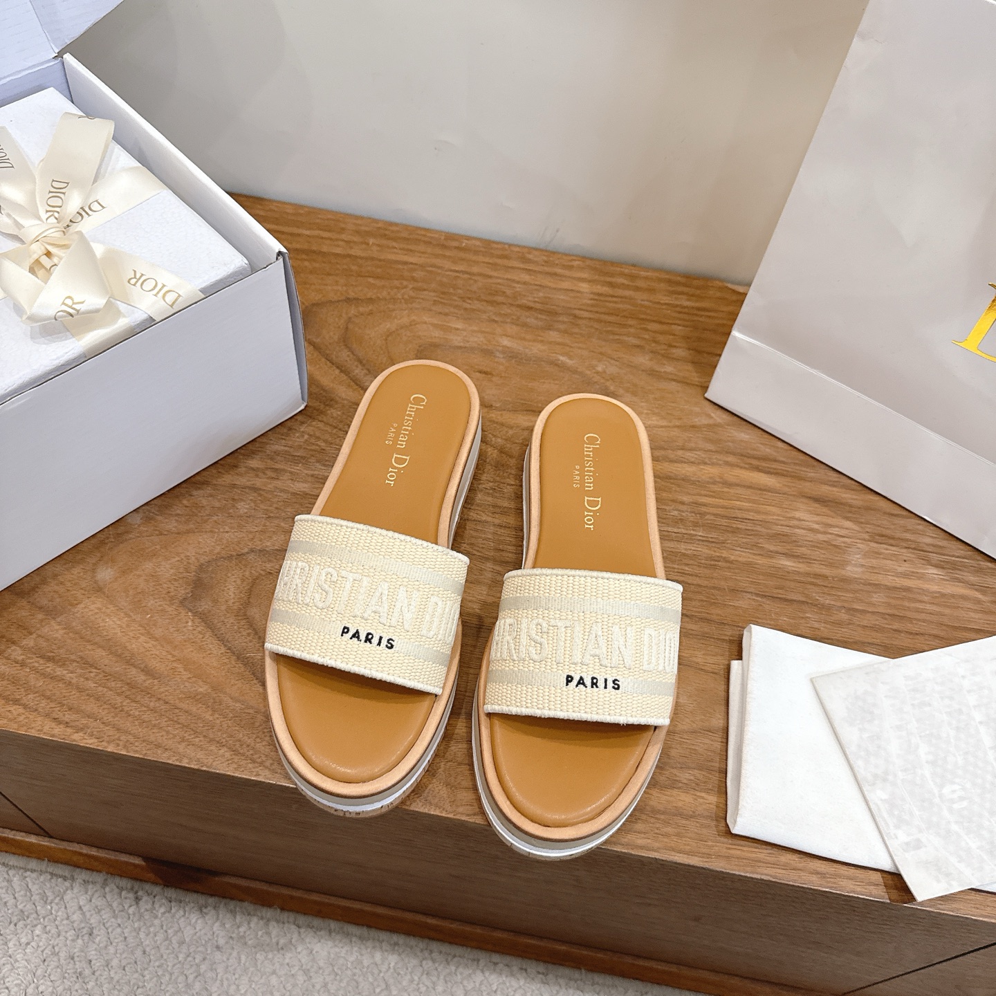 NO:782913,Comes with airplane case Dior 2026 spring and summer new IVIETA DWAY jelly color flat-soled one-word slippers color-blocked women's shoes CD letter logo three-dimensional embroidery thick-soled round toe open-toe slippers Original development of the top version on the market Material: upper imported raffia grass electric embroidery high-temperature water-soluble cotton technical fabric + water-dyed cowhide foot lining + original consistent combination outsole 4CM thick sole  size35-43 (40.41.42.43 customized, non-refundable and non-exchangeable), slippers, dior, dior, slippers, cowhide19860909配飞机盒 迪奥 Dior 2026春夏新款 IVIETA DWAY 果冻色平底一字拖拼色女鞋 CD字母logo立体刺绣厚底圆头露趾拖鞋 原版开发市面顶级版本 材质:鞋面进口酒椰草电绣高温水溶棉质科技面料+水染牛皮垫脚内里+原版一致组合大底 底厚4CM size35-43（40.41.42.43定做不退不换）,拖鞋,dior,dior,slippers,cowhide,Women's Shoes