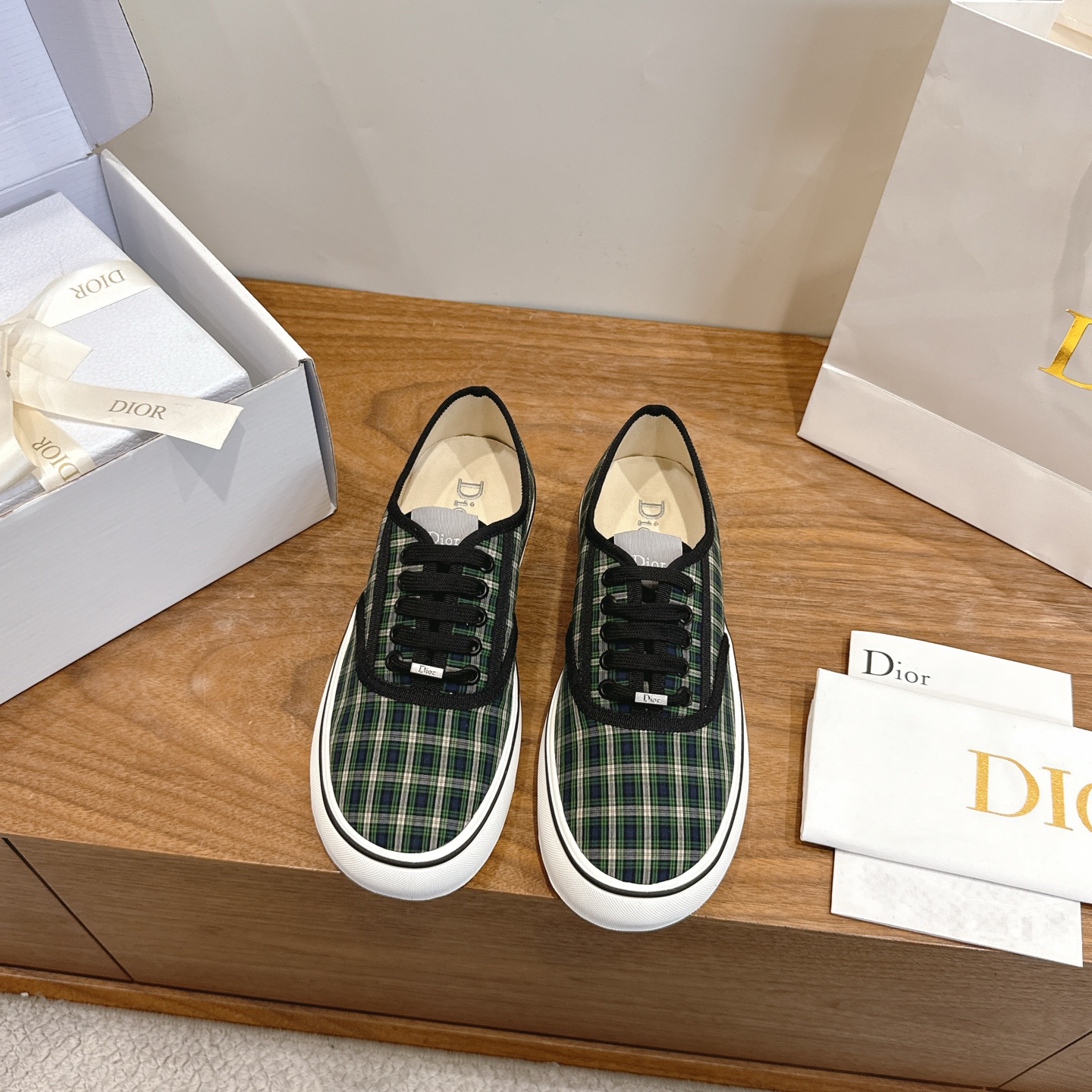 NO:782948,Comes with airplane case Dior Dior 2026 new early spring plaid pattern embroidered low-top jelly color casual women's shoes The top high-end version on the market Material: upper made of embroidered printed fabric + environmentally friendly breathable fabric lining + original molded Tpu combination outsole Bottom thickness: 3CM Size: 35-41 standard code (.40.41 customization is not returnable), casual shoes/sports shoes, dior, dior, sneakers19860909配飞机盒 Dior 迪奥2026早春新款格子图案刺绣低帮果冻色休闲女鞋 市面顶级高端版本 材质:鞋面采用刺绣印花面料+环保透气织物内里+原版开模Tpu组合大底 底厚:3CM Size:35-41标准码(.40.41定制不退换),休闲鞋/运动鞋,dior,dior,sneakers,Women's Shoes