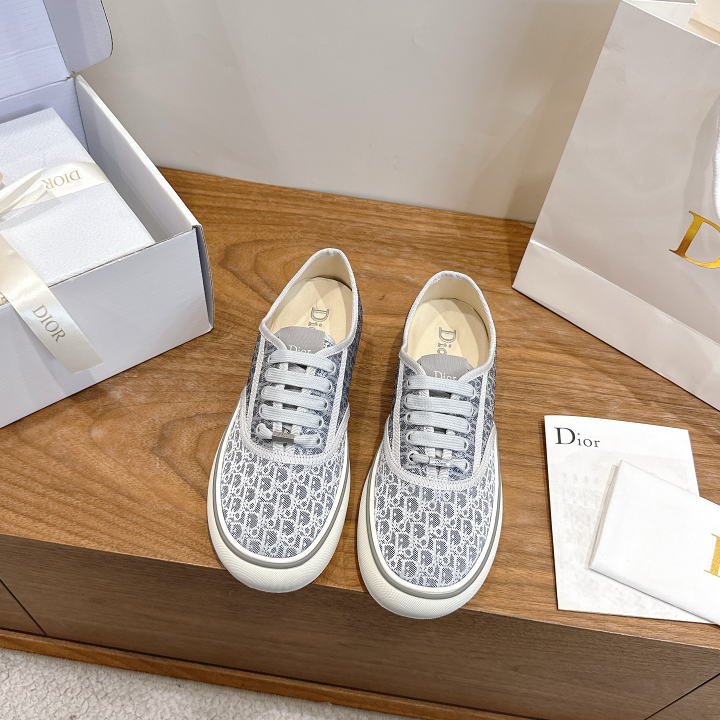 NO:782960,Comes with airplane case Dior Dior 2026 early spring new Saltwind pattern embroidered low-top jelly color casual women's shoes The top high-end version on the market Material: upper is made of embroidered printed fabric + environmentally friendly breathable fabric lining + original molded Tpu combination outsole Sole thickness: 3CM Size: 35-41 standard size (.40.41 customization is not returnable), casual shoes/sports shoes, dior, dior, sneakers19860909配飞机盒 Dior 迪奥2026早春新款Saltwind图案刺绣低帮果冻色休闲女鞋 市面顶级高端版本 材质:鞋面采用刺绣印花面料+环保透气织物内里+原版开模Tpu组合大底 底厚:3CM Size:35-41标准码(.40.41定制不退换),休闲鞋/运动鞋,dior,dior,sneakers,Women's Shoes