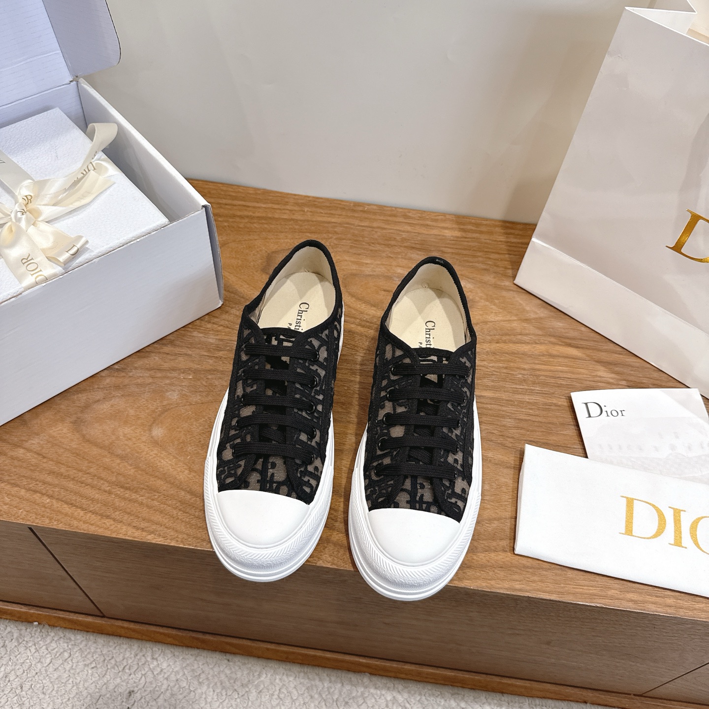 NO:782968,Comes with airplane case Dior 2026 early spring new Walkn series new color flat-soled strap casual skateboard shoes CD iconic dark flower letters logo jacquard embroidery pattern color-blocking canvas sneakers The top version on the market Material: original imported environmentally friendly lace mesh embroidery upper + imported calfskin lining + high elastic Logo foam paste cowhide foot pads + original molded Tpu outsole  Size35-42 (40.41.42 customization is not returnable), casual shoes/sports shoes, dior, dior, sneakers, cowhide19860909配飞机盒 Dior 迪奥 2026早春新款Walkn系列新色平底绑带休闲滑板鞋 CD标志性暗花字母logo提花刺绣图案拼色帆布运动鞋 市面顶级版本 材质:原版进口环保蕾丝网刺绣鞋面+内里进口小牛皮+高弹力Logo发泡贴牛皮垫脚+原版开模Tpu大底 Size35-42(40.41.42定制不退换）,休闲鞋/运动鞋,dior,dior,sneakers,cowhide,Women's Shoes