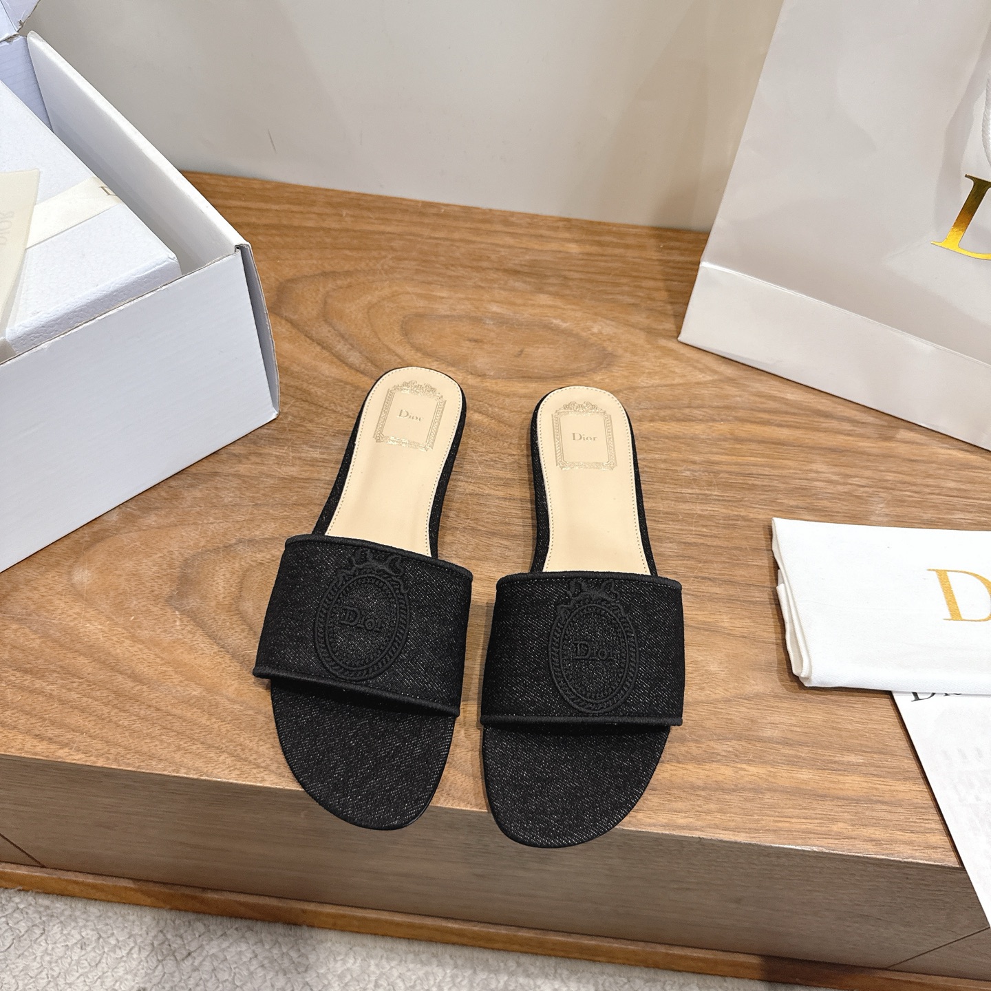 NO:782921,Comes with airplane box, flat bottom, Dior 2026 spring and summer new women's slippers, CD letter logo three-dimensional embroidery, square toe thick heel, jelly-colored open-toe slippers, the top version on the market. Material: upper original consistent washed denim fabric + water-dyed sheepskin lining + Italian leather outsole. Packaging: Each pair of shoes comes with an airplane box  size34-43 (34.40.41.42.43 customized, non-refundable and non-exchangeable), slippers, dior, dior, slippers, sheepskin, Leather soles19860909配飞机盒 平底 迪奥 Dior 2026春夏新款一字拖女鞋 CD字母logo立体刺绣 方头粗跟果冻色露趾拖鞋 市面顶级版本 材质:鞋面原版一致水洗牛仔面料+水染羊皮内里+意大利真皮大底 包装每对鞋配飞机盒 size34-43（34.40.41.42.43定做不退不换）,拖鞋,dior,dior,slippers,sheepskin,Leather soles,Women's Shoes