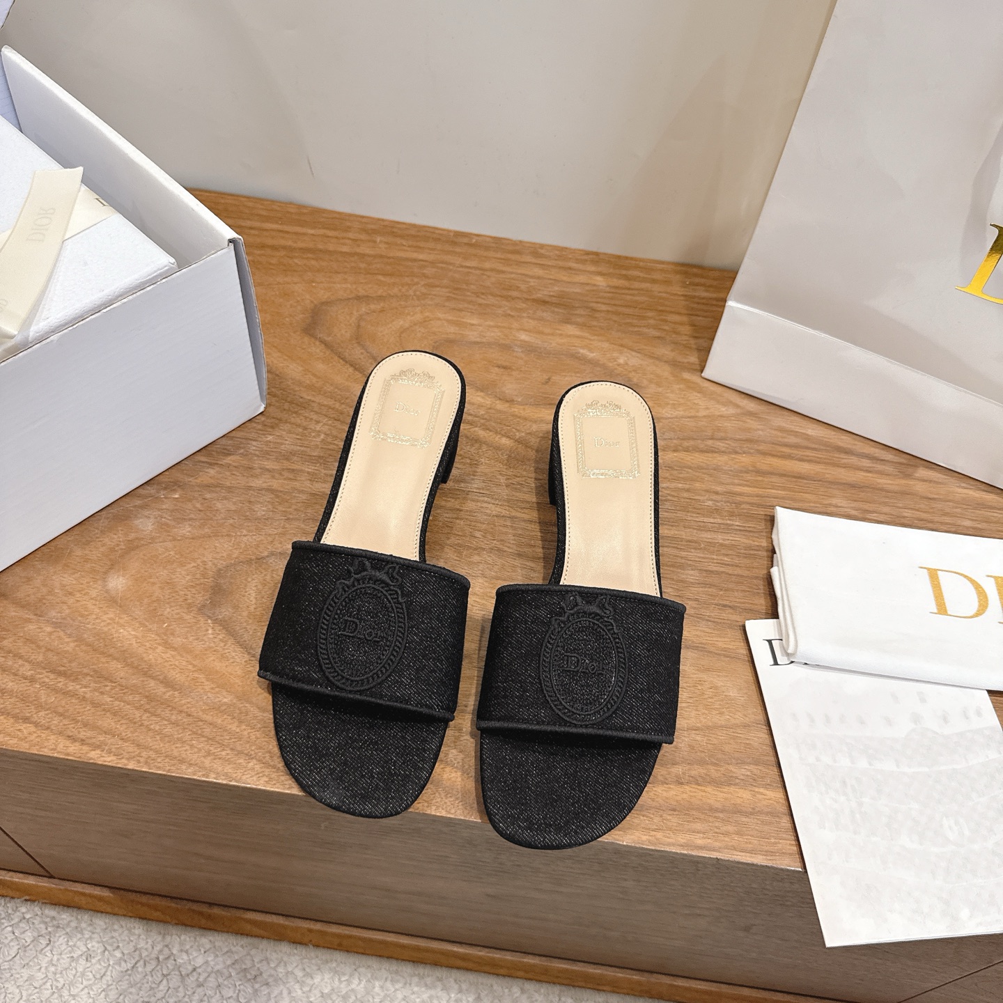 NO:782929,Comes with airplane box, thick heel, Dior 2026 spring and summer new women's slippers, CD letter logo three-dimensional embroidery, square toe thick heel, jelly-colored open-toe slippers, the top version on the market. Material: upper original consistent washed denim fabric + water-dyed sheepskin lining + Italian genuine leather outsole. Heel height 4.5cm. Packaging: Each pair of shoes comes with an airplane box.  size34-43 (34.40.41.42.43 customized, non-refundable and non-exchangeable), slippers, dior, dior, slippers, sheepskin, Leather soles19860909配飞机盒 粗跟 迪奥 Dior 2026春夏新款一字拖女鞋 CD字母logo立体刺绣 方头粗跟果冻色露趾拖鞋 市面顶级版本 材质:鞋面原版一致水洗牛仔面料+水染羊皮内里+意大利真皮大底 跟高4.5cm 包装每对鞋配飞机盒 size34-43（34.40.41.42.43定做不退不换）,拖鞋,dior,dior,slippers,sheepskin,Leather soles,Women's Shoes