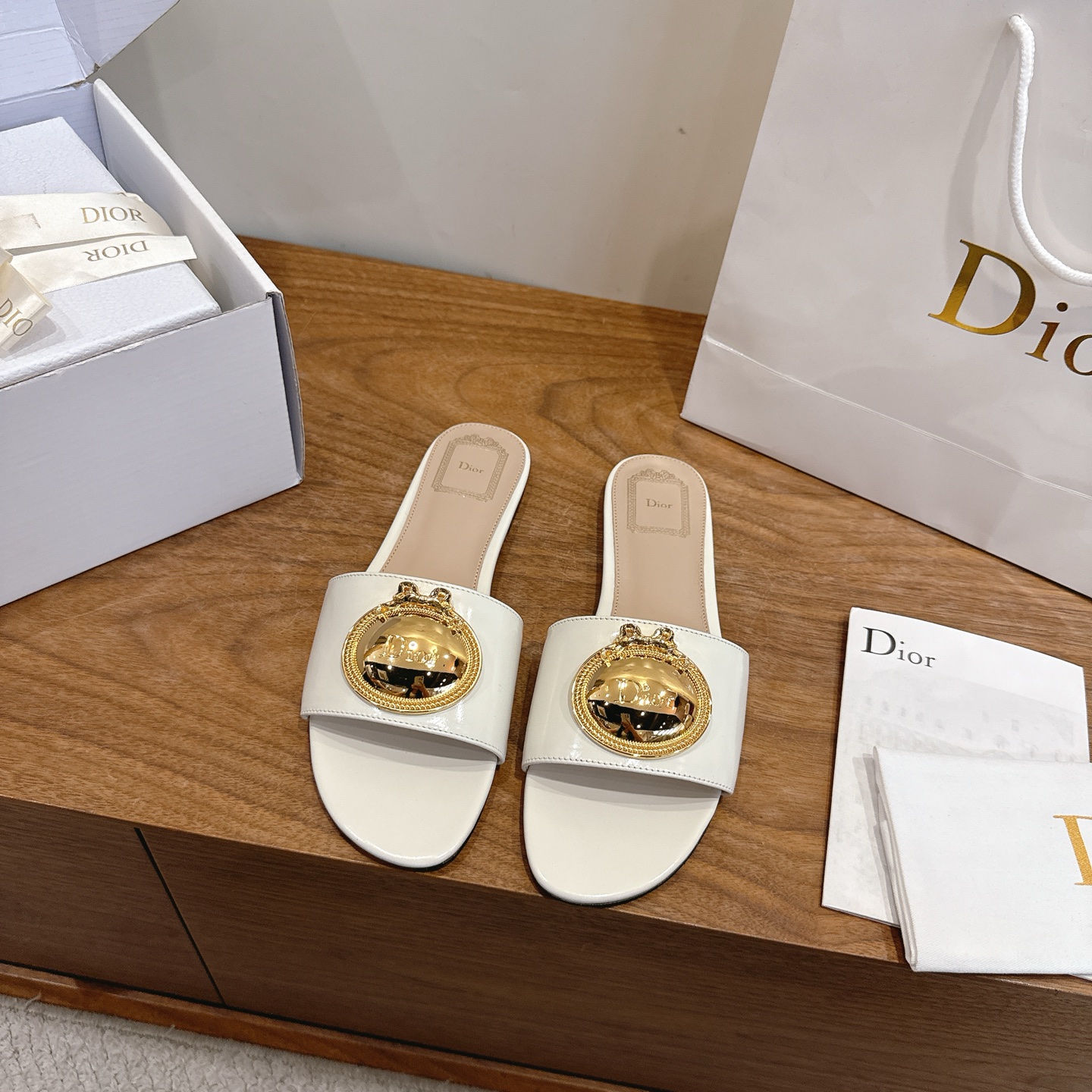 NO:874414,Comes with airplane case: flat bottom Dior 2026 early spring new European-style palace style one-and-a-half-trail bow CD letter logo hardware buckle round-toe sandals The top version on the market Material: imported oil wax leather upper + water-dyed sheepskin lining + Italian genuine leather outsole Heel height: flat heel  size34-43 (34.40.41.42.43 customized, non-returnable and non-exchangeable), slippers, dior, dior, slippers, sheepskin, Leather soles19860909配飞机盒 :平底 迪奥 Dior 2026早春新款欧式宫廷感一字半拖蝴蝶结CD字母logo五金扣圆头凉拖鞋 市面顶级版本 材质:鞋面进口油蜡皮+水染羊皮内里+意大利真皮大底 跟高:平跟 size34-43(34.40.41.42.43定做不退不换）,拖鞋,dior,dior,slippers,sheepskin,Leather soles,Women's Shoes