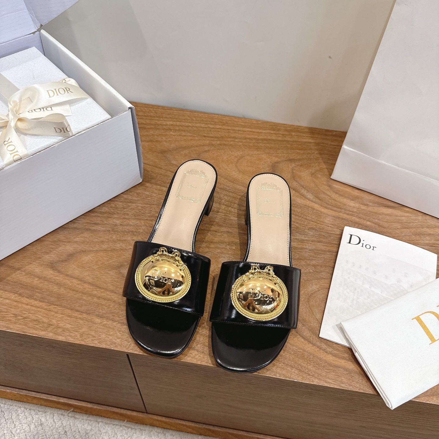 NO:874421,With airplane case: Thick heel Dior 2026 early spring new European style palace style half drag one-line slippers with bow CD letter logo hardware buckle round toe sandals The top version on the market Material: imported oil wax leather upper + water-dyed sheepskin lining + Italian leather outsole Heel height: 4.5CM  size34-43 (34.40.41.42.43 customized, non-returnable and non-exchangeable), slippers, dior, dior, slippers, sheepskin, Leather soles19860909配飞机盒 :粗跟 迪奥 Dior 2026早春新款欧式宫廷感半拖一字拖蝴蝶结CD字母logo五金扣圆头凉拖鞋 市面顶级版本 材质:鞋面进口油蜡皮+水染羊皮内里+意大利真皮大底 跟高:4.5CM size34-43(34.40.41.42.43定做不退不换）,拖鞋,dior,dior,slippers,sheepskin,Leather soles,Women's Shoes
