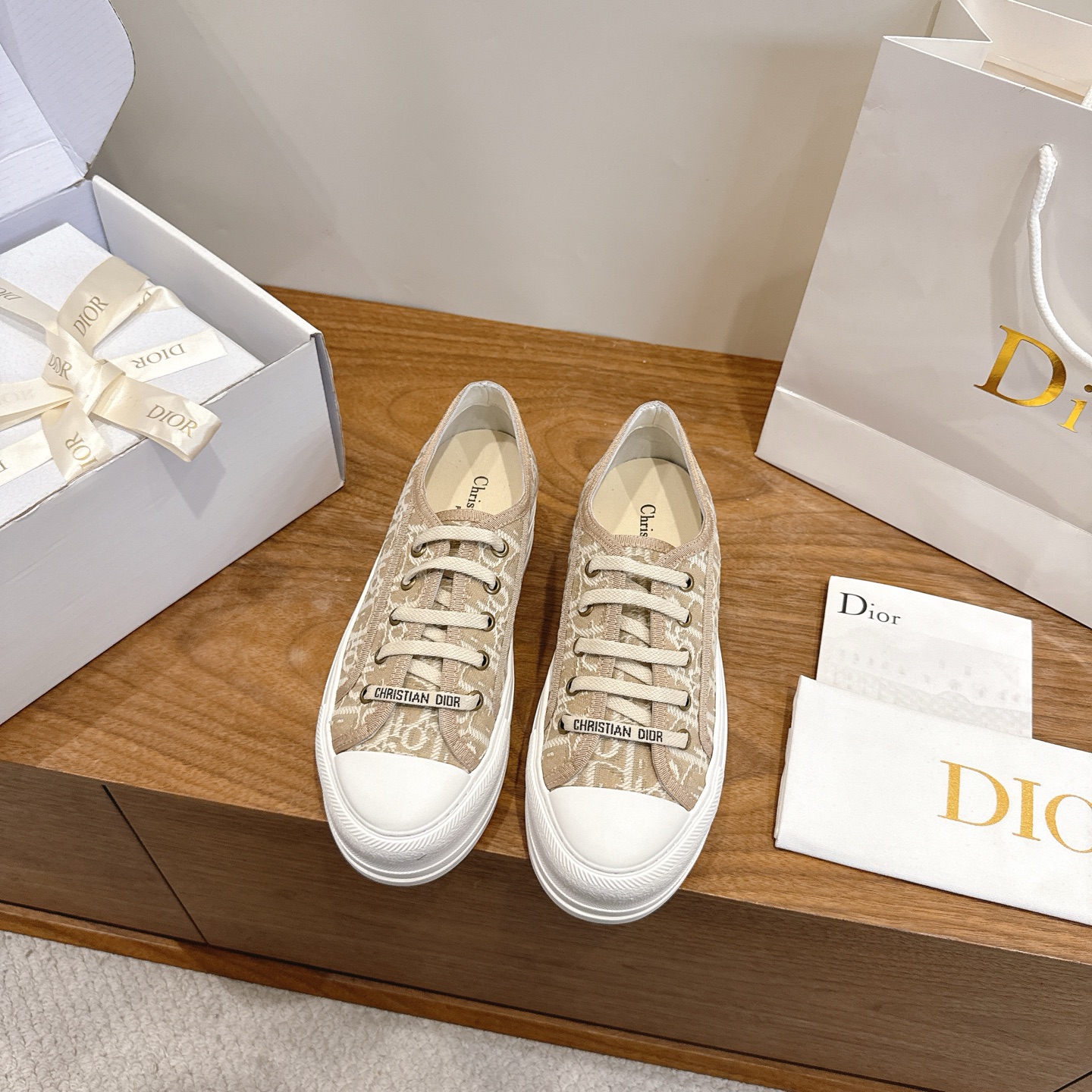 NO:814987,: Dior 2026 early spring latest couple’s thick-soled strapped low-top casual shoes Walk’n Dior Oblique dark flower letter logo jacquard embroidery pattern color-blocking canvas sports white shoes The highest version on the market Material: original imported environmentally friendly embroidery upper + water-dyed sheepskin lining + high elastic Logo foam paste cowhide foot pads + original molded Tpu outsole  Size35-42 (40.41.42 customization is not returnable), casual shoes/sports shoes, dior, dior, sneakers, cowhide, sheepskin19860909: Dior 迪奥2026早春最新情侣款厚底绑带低帮休闲鞋 Walk’n Dior Oblique 暗花字母logo提花刺绣图案拼色帆布运动小白鞋 市面最高版本 材质:原版进口环保刺绣鞋面+水染羊皮内里+高弹力Logo发泡贴牛皮垫脚+原版开模Tpu大底 Size35-42(40.41.42定制不退换),休闲鞋/运动鞋,dior,dior,sneakers,cowhide,sheepskin,Women's Shoes