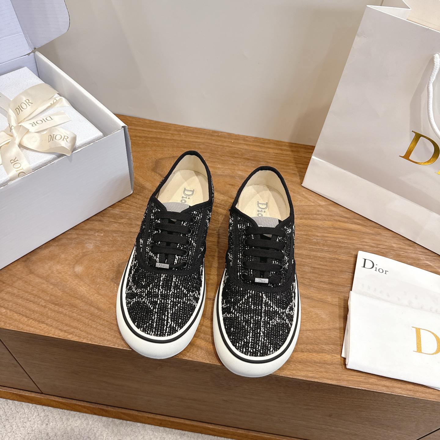 NO:814993,Dior Dior's 2026 early spring new Saltwind pattern embroidered low-cut jelly-colored casual women's shoes, the top high-end version on the market. Material: Upper is made of embroidered printed fabric + environmentally friendly breathable fabric lining + original molded Tpu combination outsole. Bottom thickness: 3CM Size: 35-42 standard size (.40.41.42 customization is not returnable), casual shoes/sports shoes, dior, dior, sneakers19860909Dior 迪奥2026早春新款Saltwind图案刺绣低帮果冻色休闲女鞋 市面顶级高端版本 材质:鞋面采用刺绣印花面料+环保透气织物内里+原版开模Tpu组合大底 底厚:3CM Size:35-42标准码(.40.41.42定制不退换),休闲鞋/运动鞋,dior,dior,sneakers,Women's Shoes