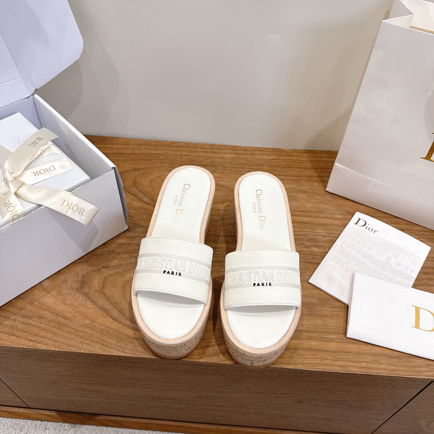 NO:817563,Dior 2026 spring and summer new style IVIETA DWAY jelly-colored flat-soled one-slip color-blocked women's shoes CD letter logo three-dimensional embroidery thick-soled round-toe open-toe slippers. The original version is developed to be the top version on the market. Material: upper imported raffia electric embroidery high-temperature water-soluble cotton technical fabric + water-dyed cowhide foot lining + original consistent combination outsole 8CM thick  size35-43 (40.41.42.43 customized, non-refundable and non-exchangeable), slippers, dior, dior, slippers, cowhide19860909迪奥 Dior 2026春夏新款 IVIETA DWAY 果冻色平底一字拖拼色女鞋 CD字母logo立体刺绣厚底圆头露趾拖鞋 原版开发市面顶级版本 材质:鞋面进口酒椰草电绣高温水溶棉质科技面料+水染牛皮垫脚内里+原版一致组合大底 底厚8CM size35-43（40.41.42.43定做不退不换）,拖鞋,dior,dior,slippers,cowhide,Women's Shoes