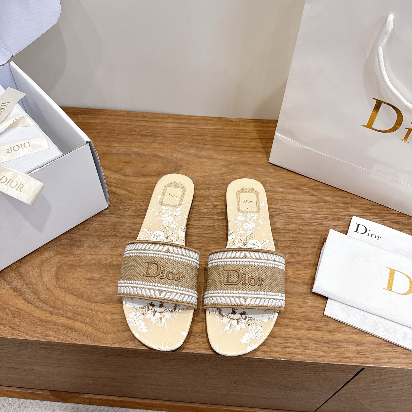 NO:817553,Flat bottom Dior 2026 new spring and summer one-piece color-blocked women's shoes, CD letter logo three-dimensional embroidery, square toe thick heel jelly color open-toe slippers, the top version on the market Material: Upper original high temperature water-soluble cotton electric embroidery technology silk fabric + water-dyed sheepskin lining + Italian leather outsole Packaging Each pair of shoes comes with an airplane box  size34-43 (34.40.41.42.43 customized, non-refundable and non-exchangeable), slippers, dior, dior, slippers, sheepskin, real silk, Leather soles19860909平底 迪奥 Dior 2026春夏新款一字拖拼色女鞋 CD字母logo立体刺绣 方头粗跟果冻色露趾拖鞋 市面顶级版本 材质:鞋面原版一致高温水溶棉质电绣科技真丝面料+水染羊皮内里+意大利真皮大底 包装每对鞋配飞机盒 size34-43（34.40.41.42.43定做不退不换）,拖鞋,dior,dior,slippers,sheepskin,real silk,Leather soles,Women's Shoes