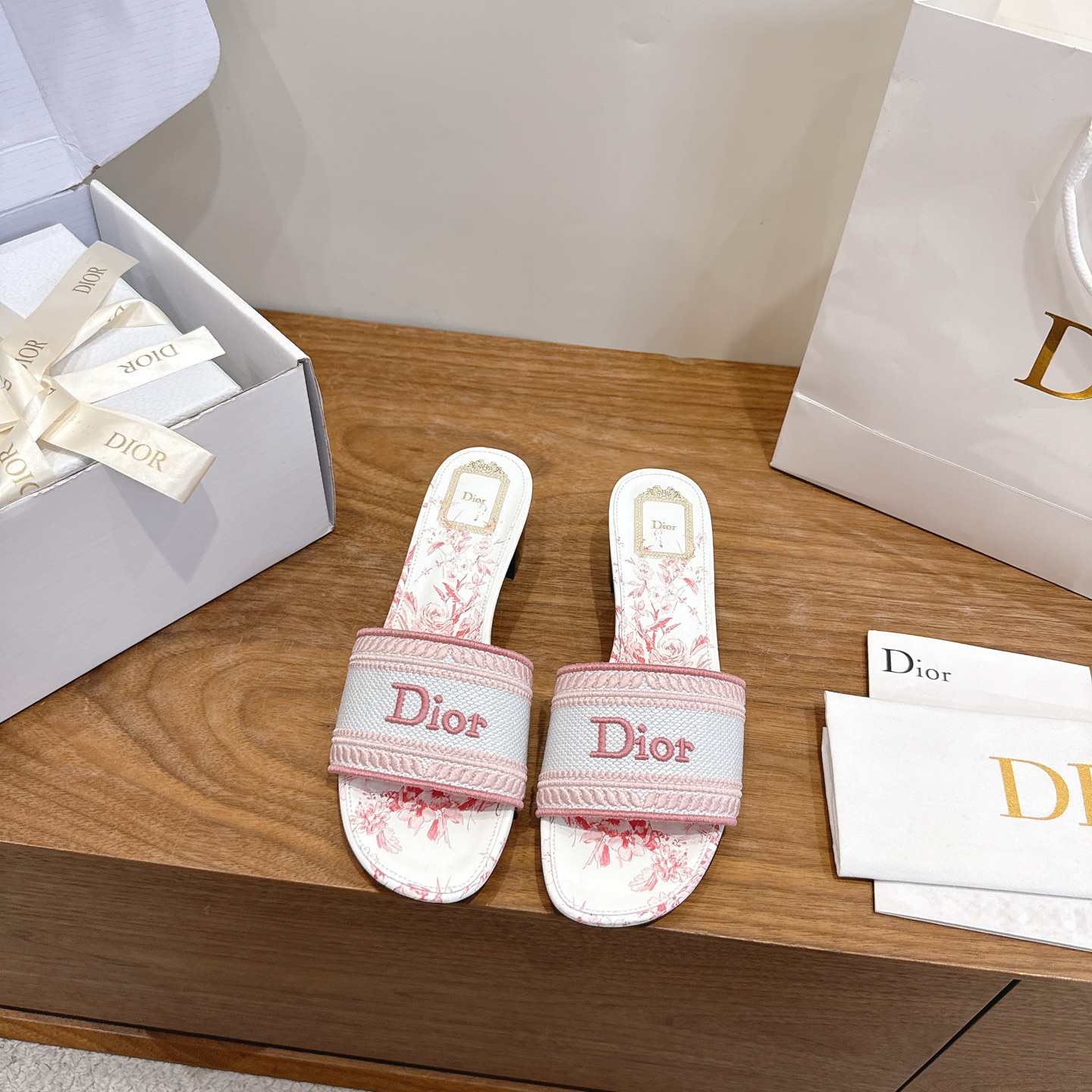 NO:817558,High Heel Dior 2026 Spring and Summer New One-Flop Color Block Women's Shoes CD Letters Logo Three-dimensional Embroidery Square Toe Thick Heel Jelly Color Open-Toe Slippers The Top Version on the Market Material: Original Upper Same as High Temperature Water-Soluble Cotton Electric Embroidery Technology Silk Fabric + Water-Dye Sheepskin Lining + Italian Genuine Leather Outsole Packaging Each pair of shoes comes with an airplane box Heel height: 4.5CM  size34-43 (34.40.41.42.43 customized, non-refundable and non-exchangeable), slippers, dior, dior, slippers, sheepskin, real silk, Leather soles19860909高跟 迪奥 Dior 2026春夏新款一字拖拼色女鞋 CD字母logo立体刺绣 方头粗跟果冻色露趾拖鞋 市面顶级版本 材质:鞋面原版一致高温水溶棉质电绣科技真丝面料+水染羊皮内里+意大利真皮大底 包装每对鞋配飞机盒 跟高:4.5CM size34-43（34.40.41.42.43定做不退不换）,拖鞋,dior,dior,slippers,sheepskin,real silk,Leather soles,Women's Shoes
