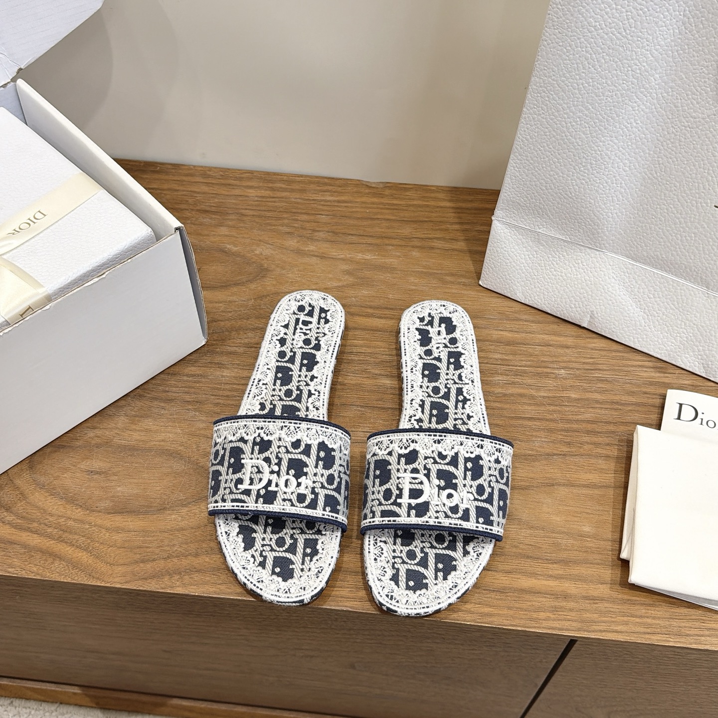 NO:874428,Comes with airplane case 2026 Early Spring Lace Embroidery Slippers 2026 Spring and Summer Series Slippers, denim blue Oblique embossed + white lace embroidery, exquisite and elegant. Wide vamp design, Dior logo is very recognizable, thick heel structure is comfortable and easy to walk, and can be easily used in daily life or vacation. Oblique embossing is a classic element of Di, paired with lace embroidery, full of French romantic atmosphere!  The soles are lightweight and not tiring to wear for a long time. They are practical and fashionable. They are a must-have item for spring and summer ~ Fabric: lace embroidery Sole: Genuine leather sole Size: #35-41 (40.41 custom-made), slippers, dior, slippers19860909配飞机盒  2026早春 蕾丝刺绣 拖鞋 2026春夏系列拖鞋,牛仔蓝Oblique压纹+白色蕾丝刺绣,精致优雅.鞋面宽版设计,Dior标志超有辨识度,粗跟结构舒适好走,日常或度假都能轻松驾驭.Oblique压纹是Di经典元素,搭配蕾丝刺绣,法式浪漫氛围感拉满！鞋底轻便,长时间穿也不累,实用又时髦,是春夏必入单品～ 面料: 蕾丝刺绣 鞋底: 真皮底 Size: #35-41 (40.41订做）,拖鞋,dior,slippers,Women's Shoes